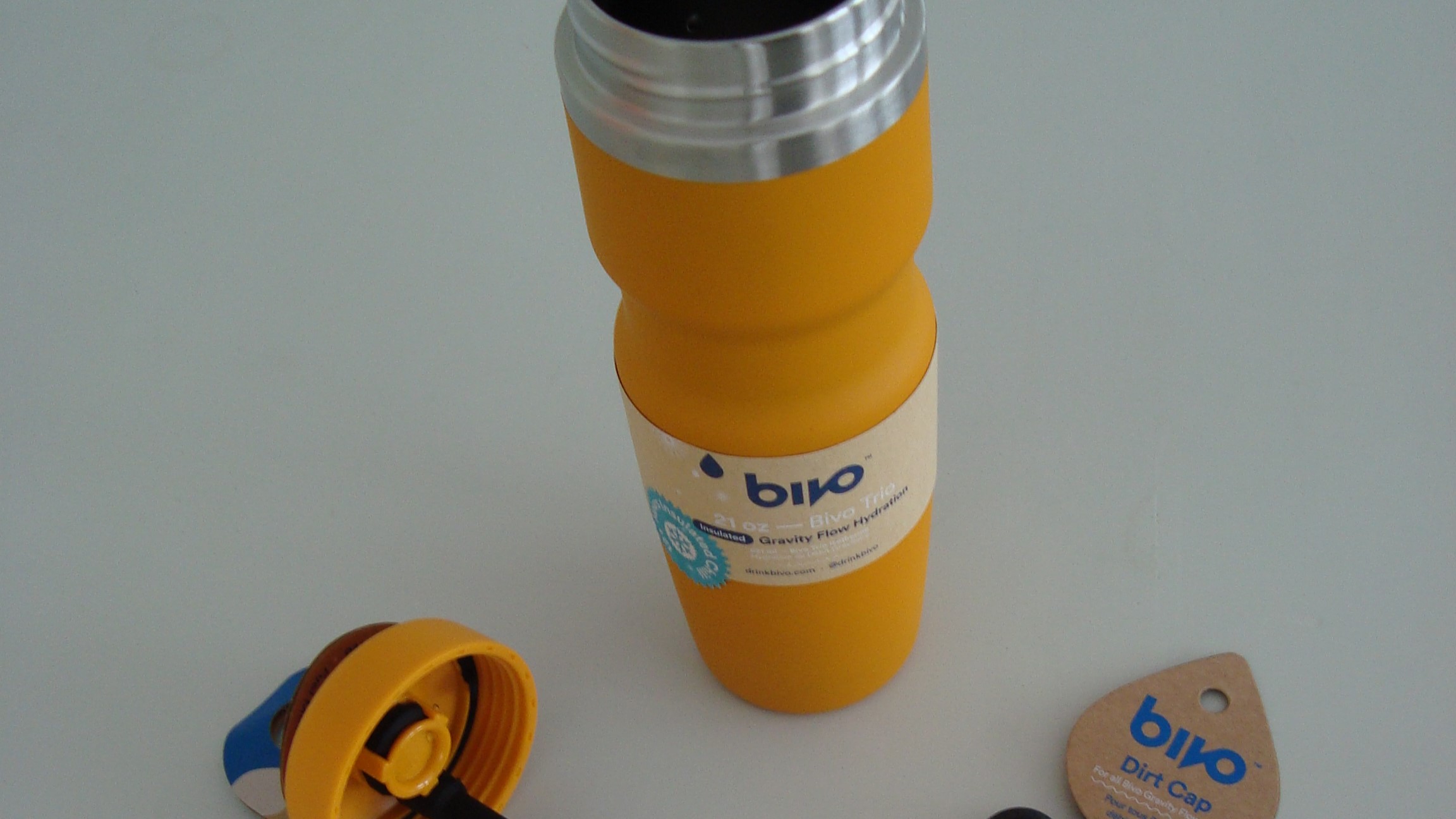 Het gravity flow hydration systeem zorgt ervoor dat je moeiteloos flinke slokken kan nemen.