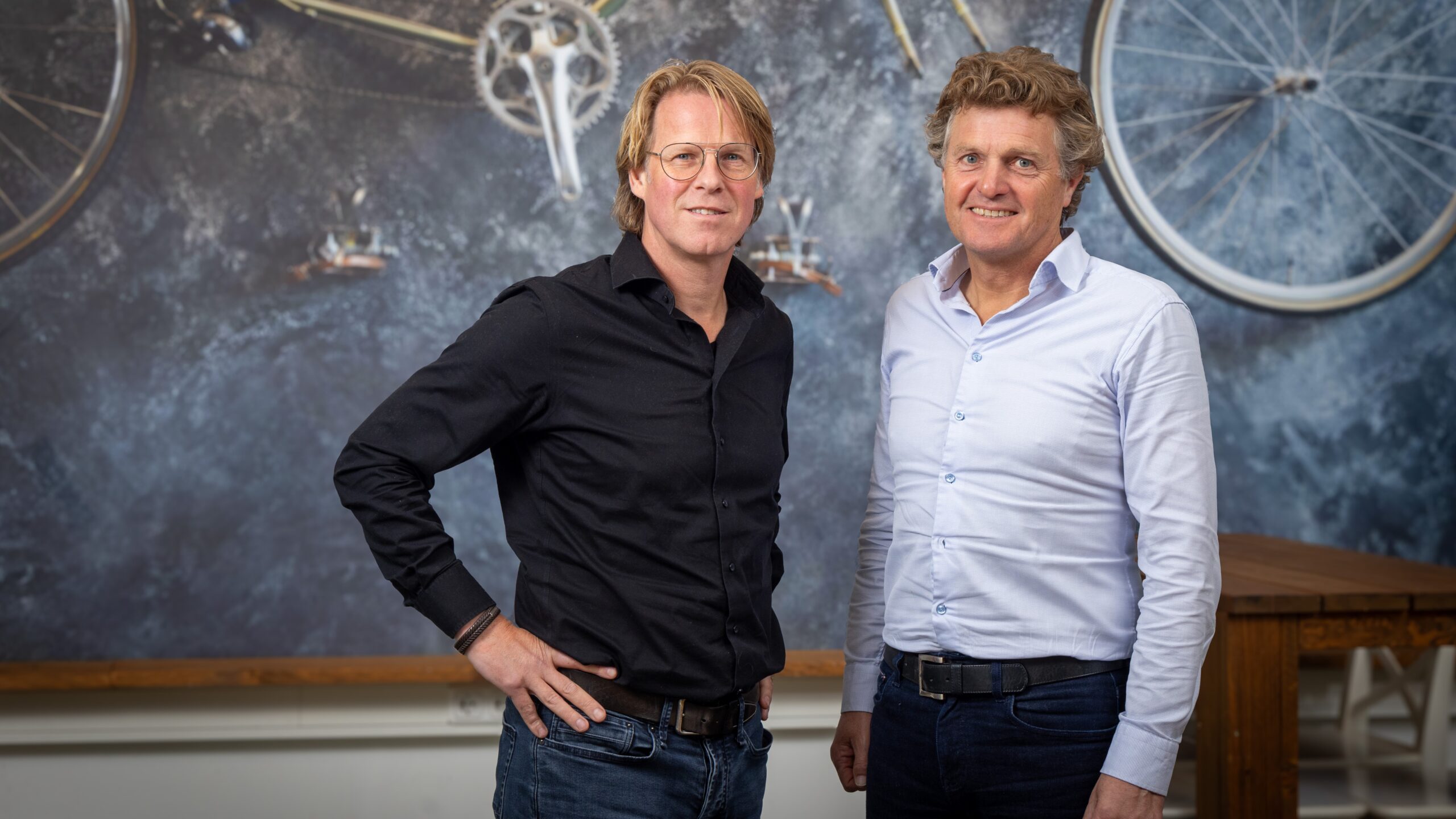 Lennart van Aggele (links) en Heman Bramer zien dat er sprake is van schaalvergroting en consolidatie in de markt. “In aanbodzijde, maar ook op retailgebied. Wij denken echt

dat de fietsretailer in Nederland geholpen is bij samenwerking en krachtenbundeling.” Foto: Koos Groenewold.