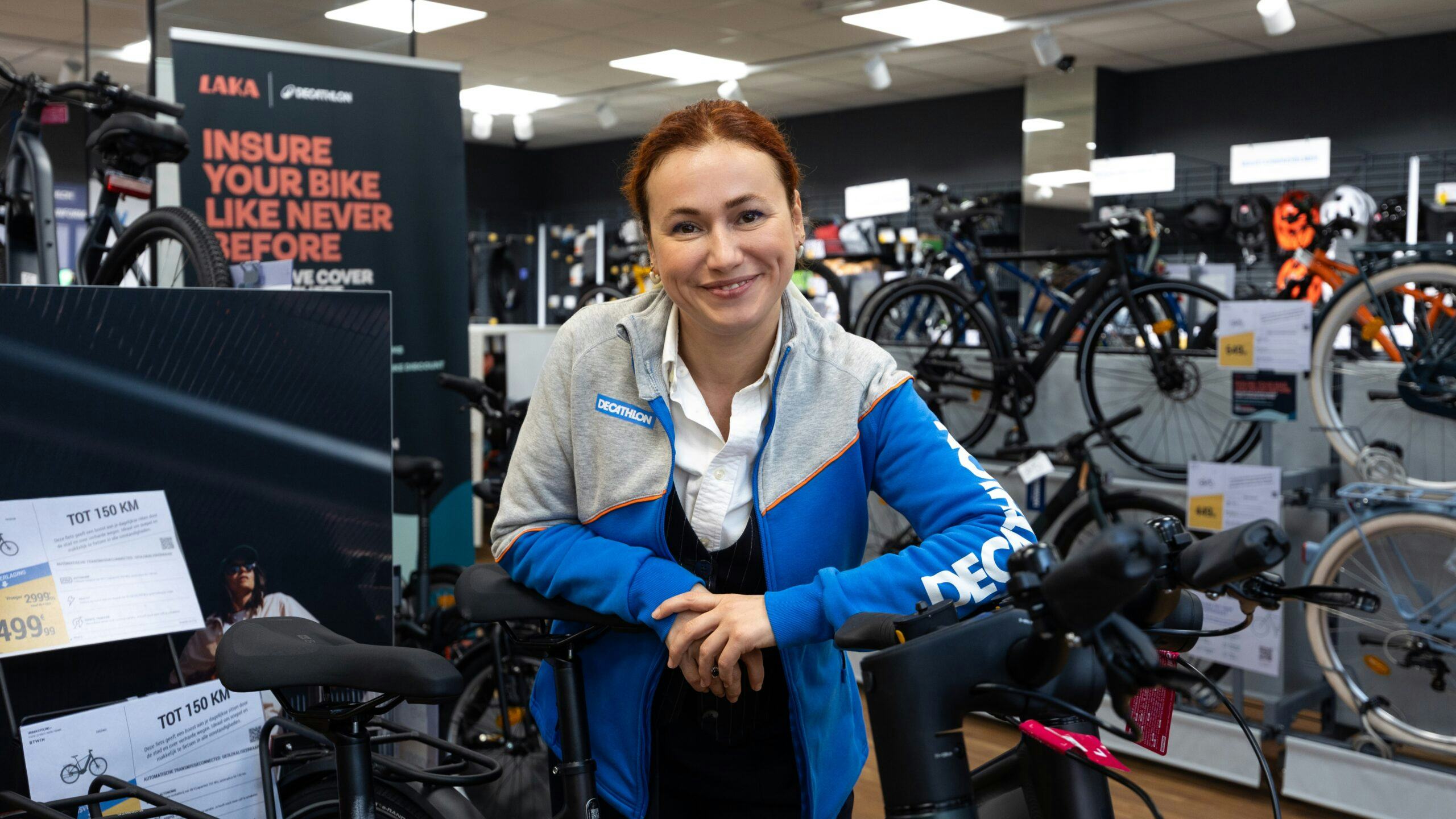 Volgens winkelmanager Deniz Yavuz vergt het tijd om consumenten met het fietsspecifieke winkelconcept bekend te maken. "Heel simpel, mensen kennen Decathlon puur als sportketen. In de eerste weken waren mensen verrast dat ze alleen een fietsassortiment en werkplaats bij ons aantroffen." Foto: Diederik van der Laan / Dutch Photo Agency