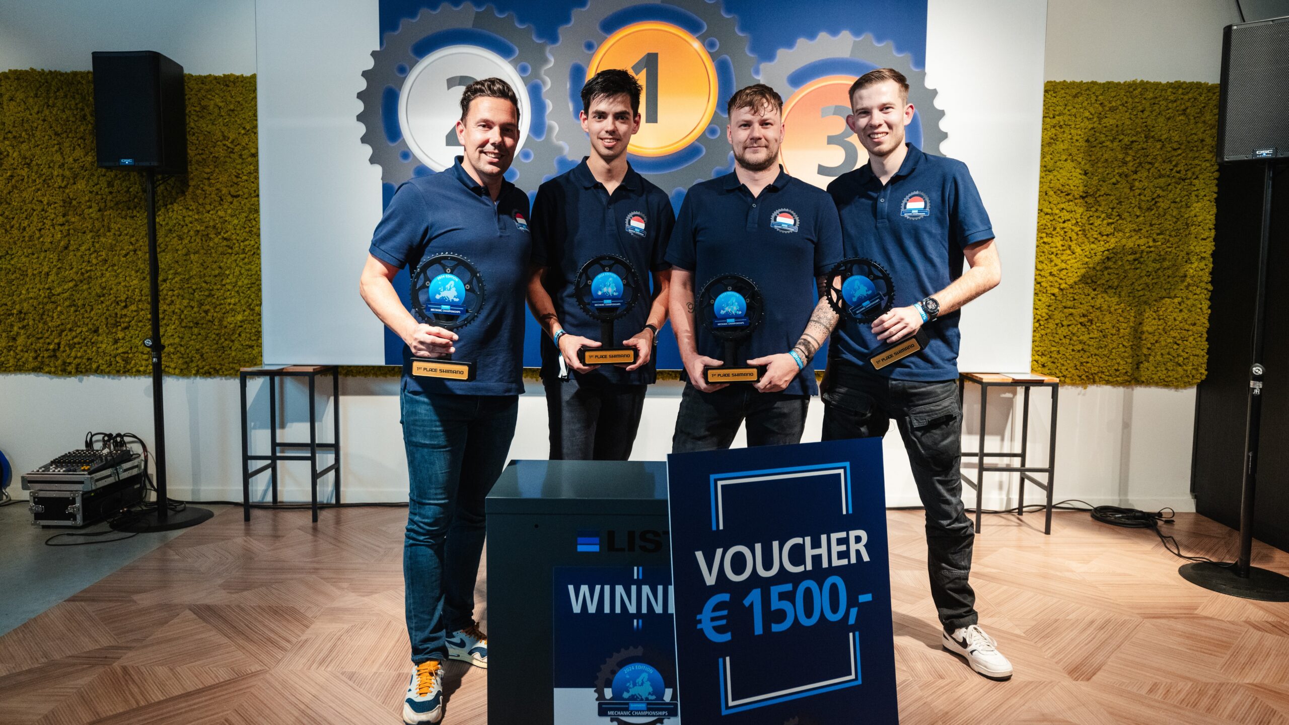 Van links naar rechts teamcoach Kenny van Hummel (Shimano Benelux), Jelmer Bijvang, Kevin Smit en Berend Bervoets. (Foto: Shimano)