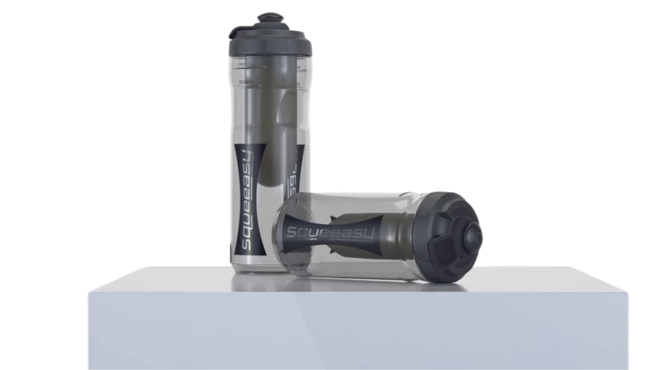 Squeeasy Twee flessen voorstelling. Foto: BusyBee Bike.