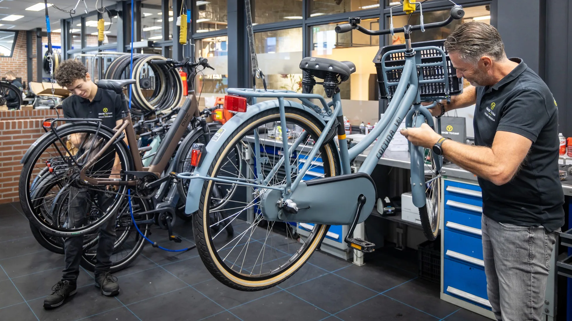 Ook in 2025 gaan de loonkosten in de tweewielerbranche weer fors stijgen. Dit is een gevolg van indexering van de loonkosten en vanwege het feit dat meer personeel aangenomen wordt bij veel ondernemingen, en dan vooral in de werkplaats. 