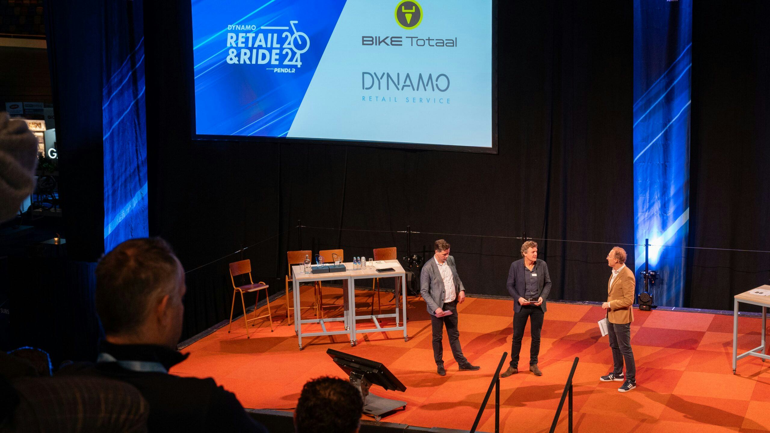 Links Herbert Workel (cfo) samen met Herman Bramer (ceo) en moderator Rens de Jong op het podium tijdens het Dynamo Retail & Ride Event vorig jaar december.