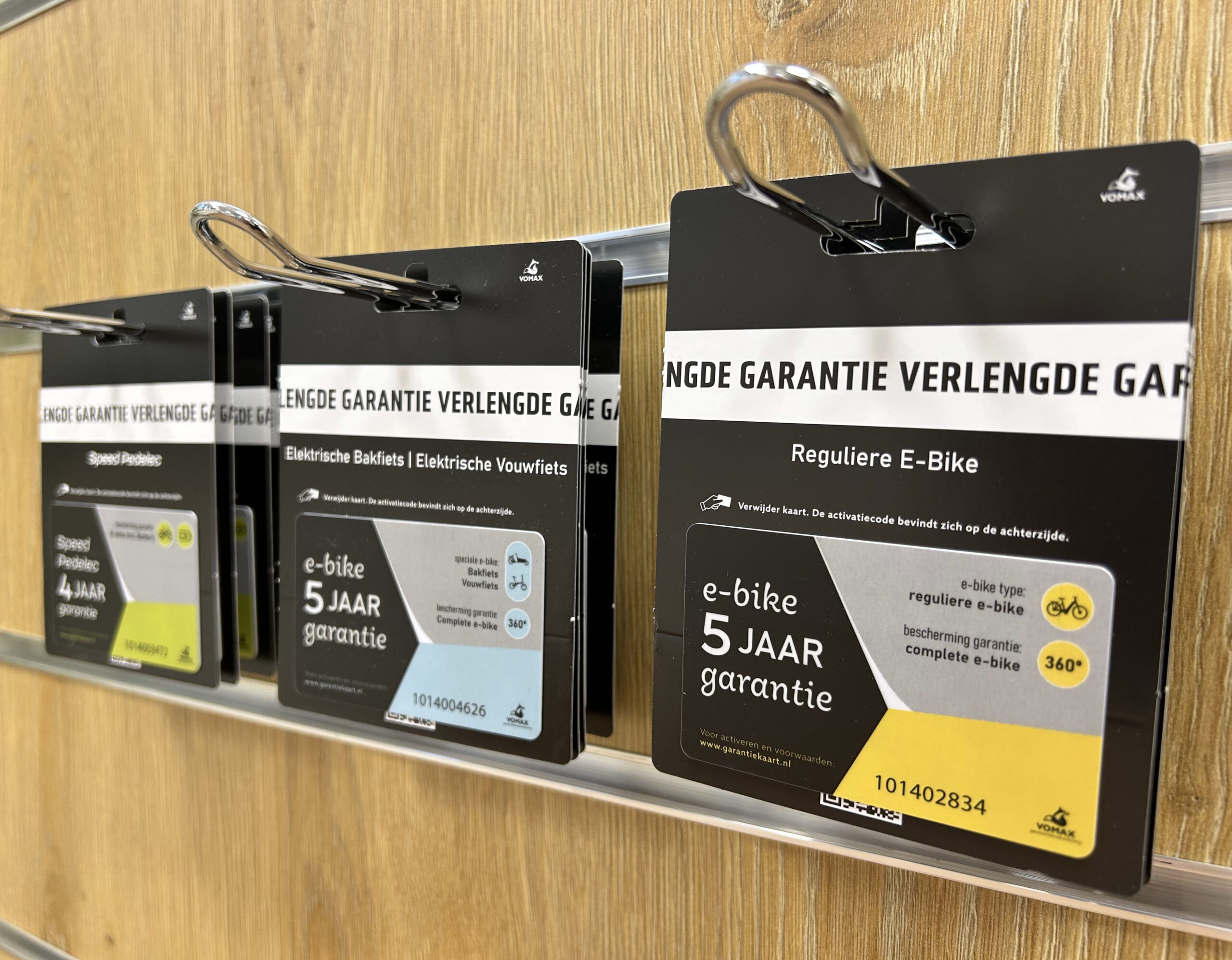 Van Dam: 'De garantiekaart is de oplossing die als beste uit de bus kwam; het haalt de rompslomp weg uit de winkel, en maakt de verkoop net zo eenvoudig als dat van een paar fietstassen.'