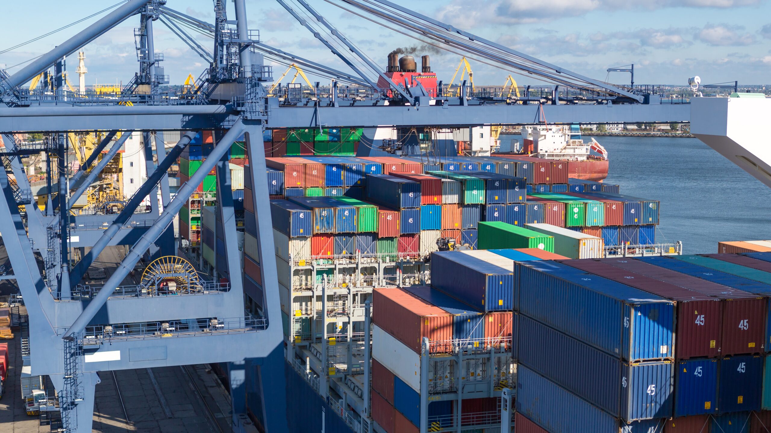 Illustratief beeld van containers in de Rotterdamse haven. Foto: Shutterstock