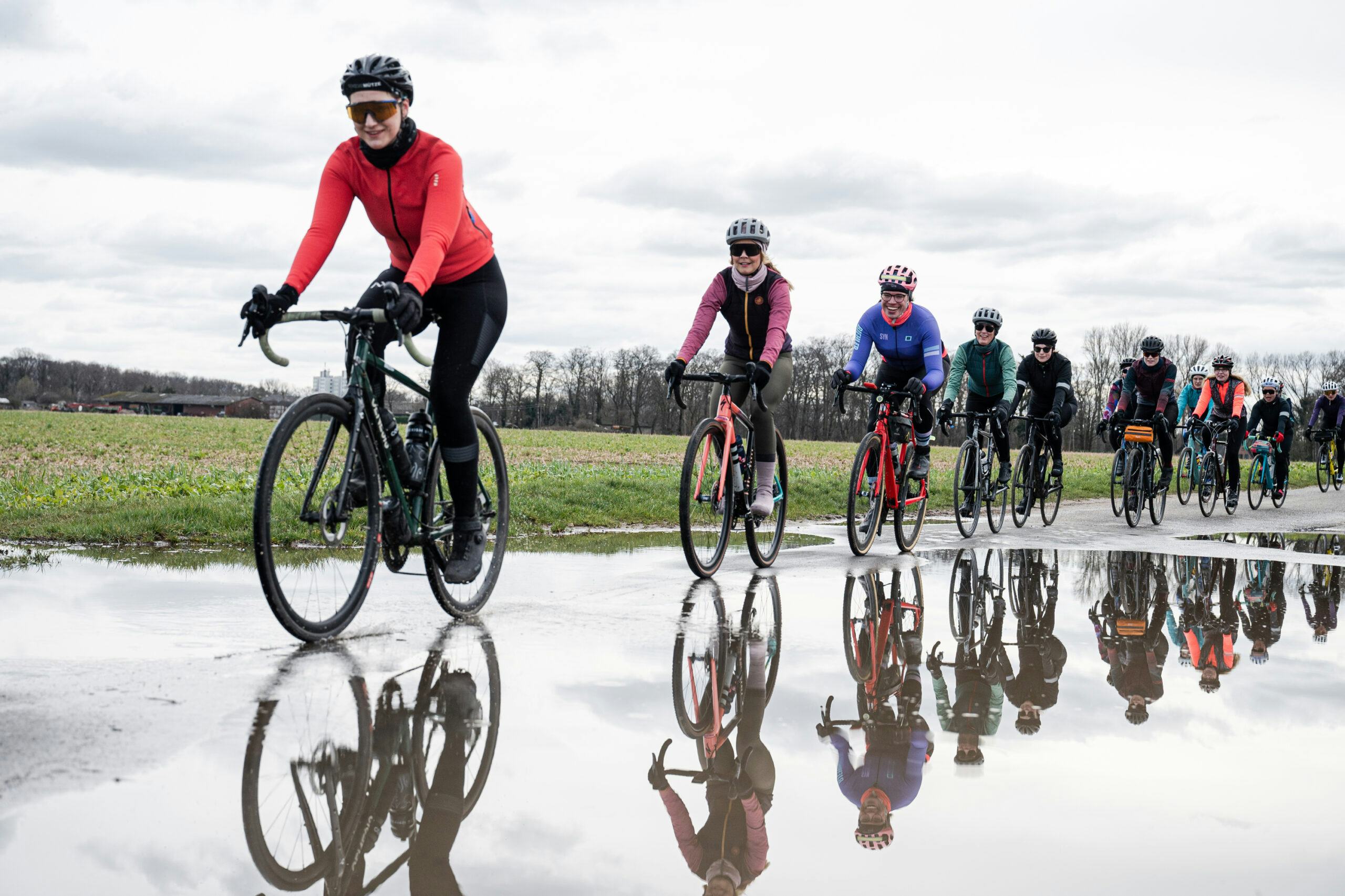 Voor een meer praktische ervaring kunnen bezoekers hun fietsen meenemen om de omgeving van het evenement te verkennen via georganiseerde tochten en races. 