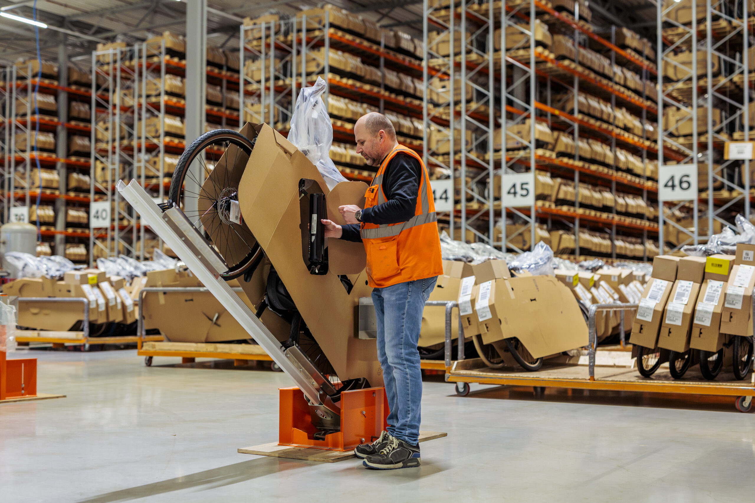 JCL Logistics nam begin 2023 een nieuwe, extra ruimte van 34.000 vierkante meter in gebruik, waardoor de totale capaciteit voor fietsopslag toenam tot meer dan 190.000 fietsplaatsen.