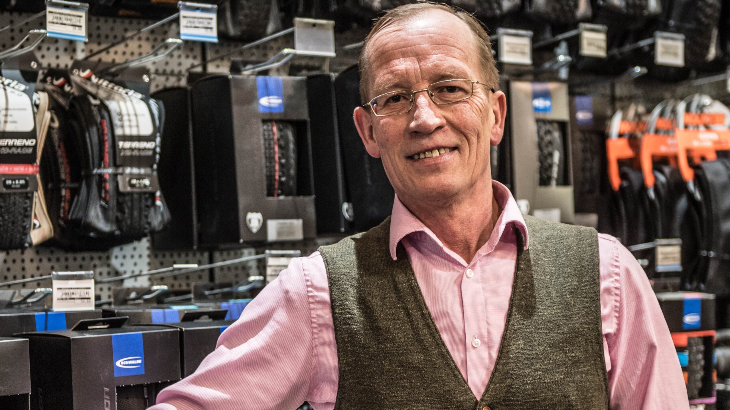 Ron Haker houdt contact met de branche en blijft wel columns schrijven voor Tweewieler. (Foto: Jaap Hubert)