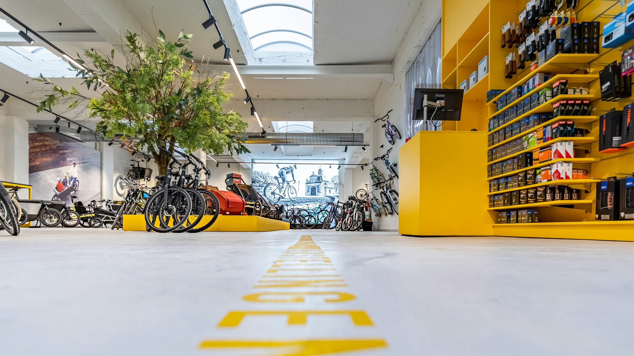 De meeste ondernemers gaan voor basiskleuren en kiezen niet voor trendkleuren. Uitzondering is Fietsen De Geus in Schoten, zegt ontwerper Kees Jansma. De winkel ging voor een knalgele wand. “Dan toon je lef.” Foto: De Geus/Presto