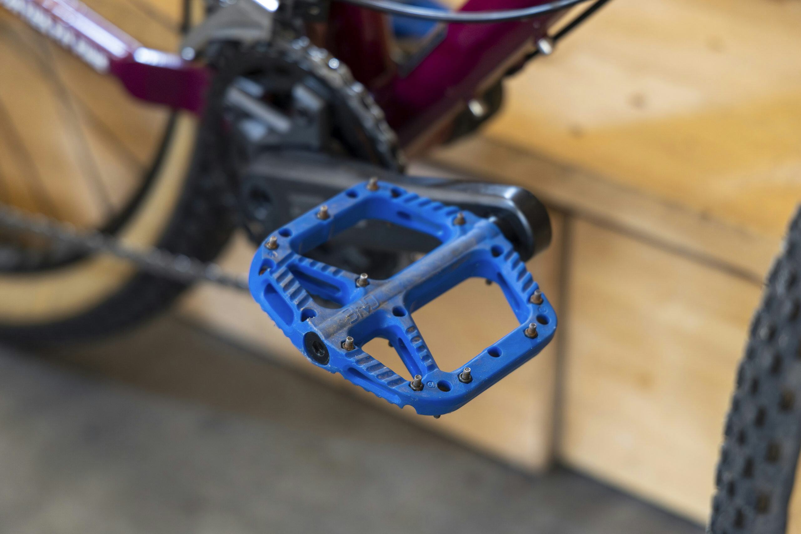 Bekend van Instagram: de blauwe pedalen. Meestal worden die gemonteerd, tenzij de klant anders wil. Foto Koos Groenewold