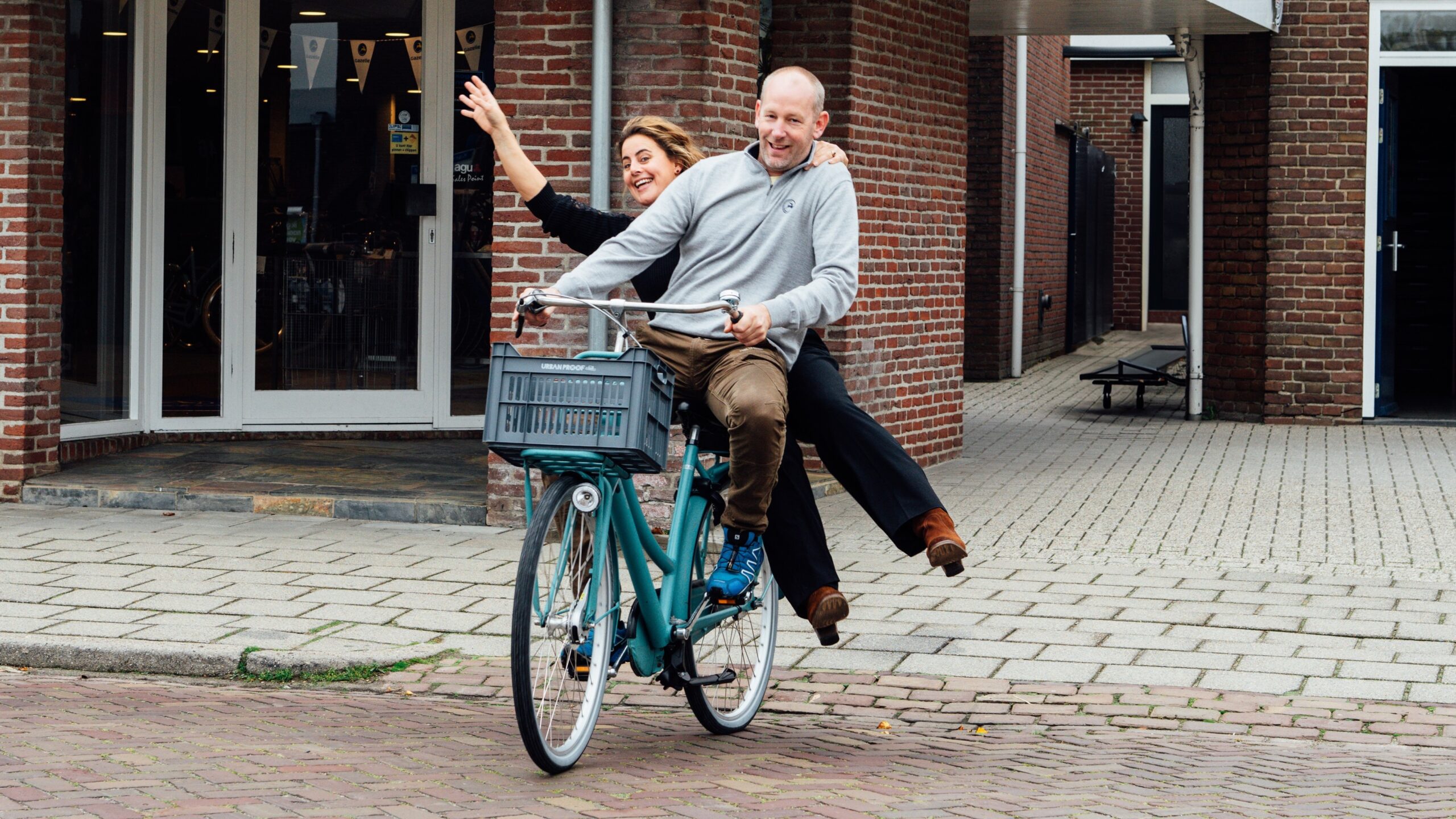 De fietsenwinkel is gevestigd in het centrum van Beilen, recht tegenover de parkeerplaats van twee grote supermarkten. Daardoor profiteren ze van een goede bereikbaarheid en is er voldoende parkeergelegenheid. (Foto's: Wijrdeman)