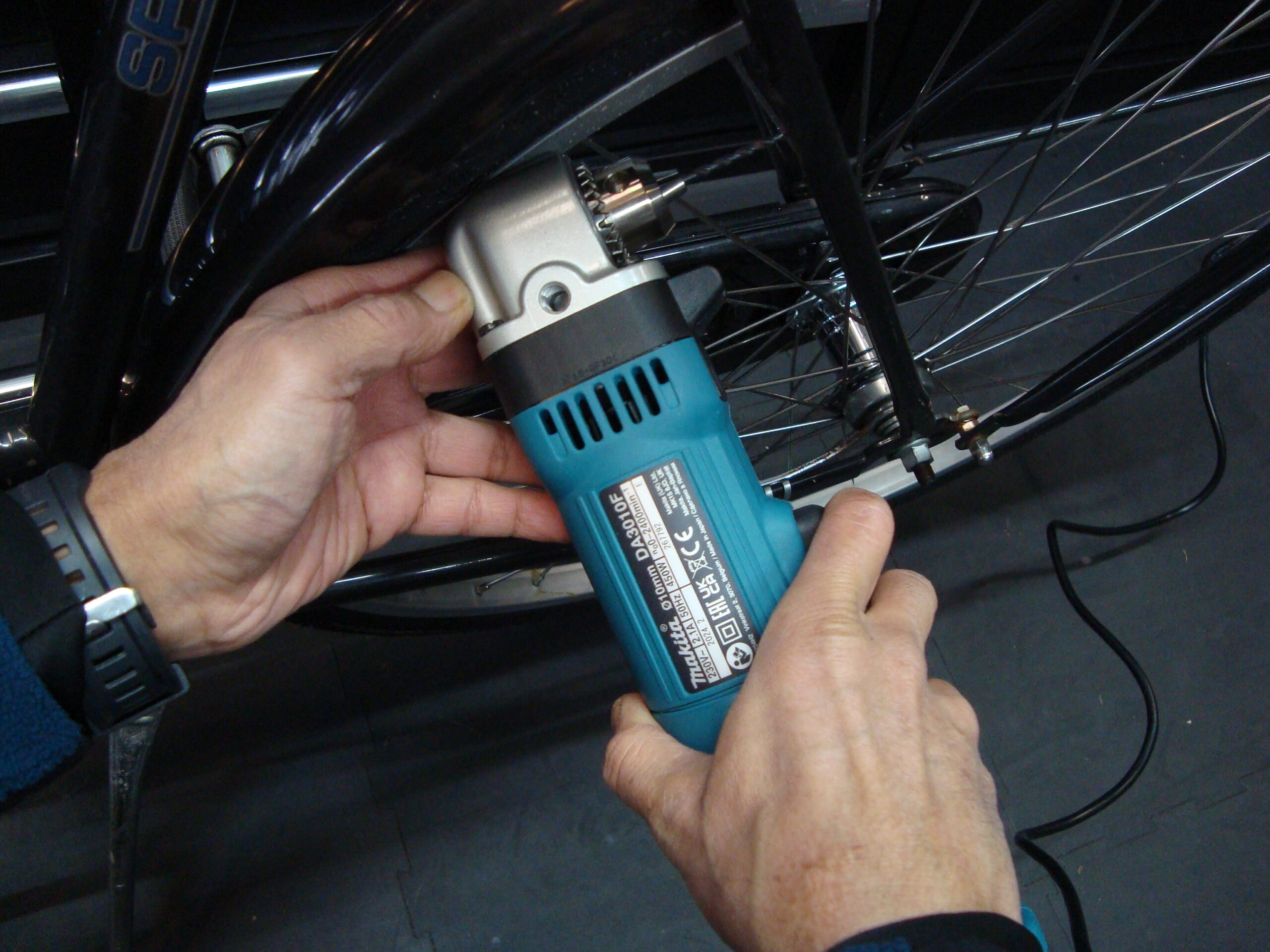 Om recht in krappe ruimtes te kunnen boren, gebruik je een haakse boormachine. Foto: Makita.