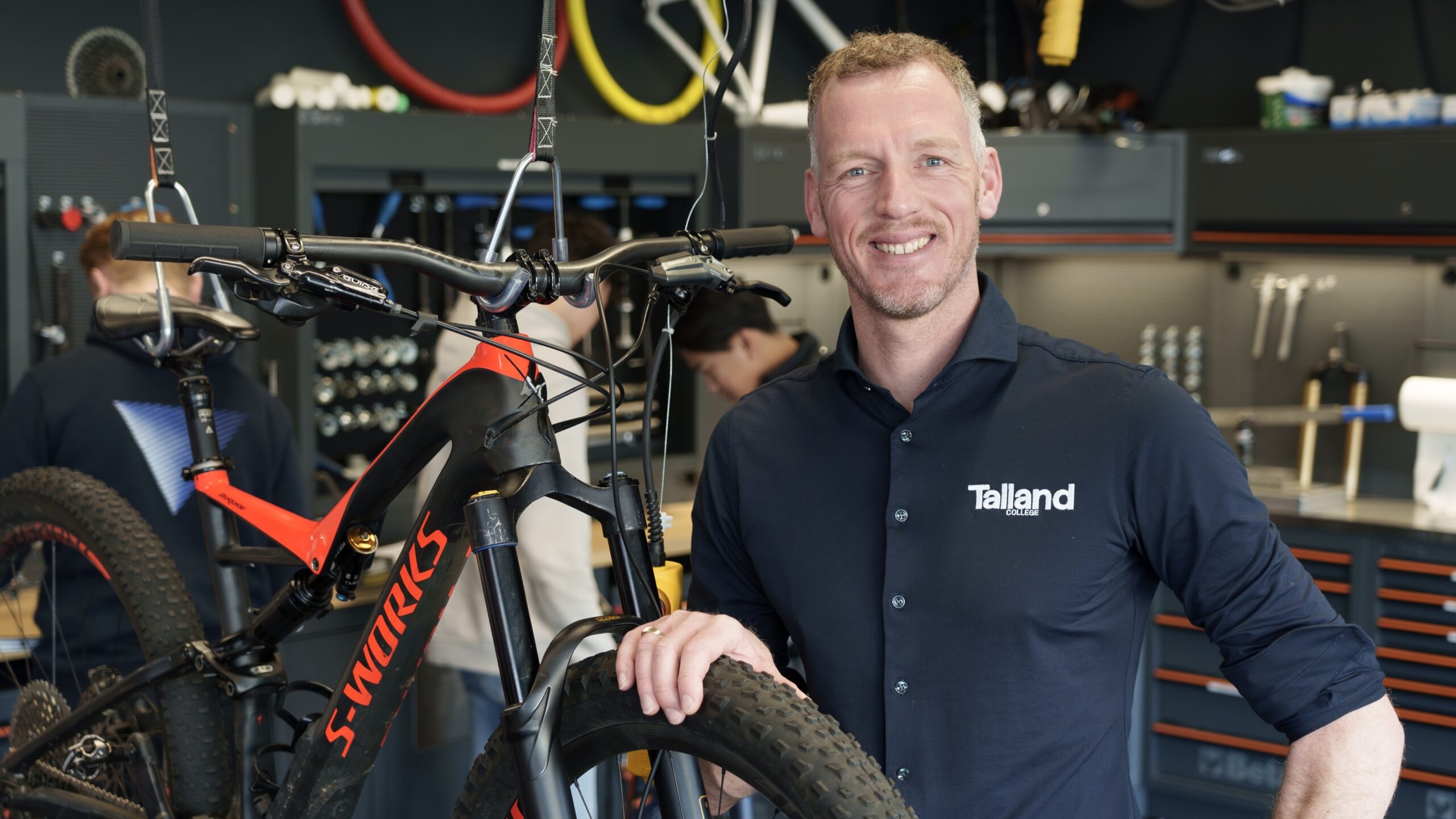 Jan Bosman is de eerste in de nieuwe rubriek 'Meekijken met de docent Fietstechniek'.
(Foto's Ruud Dilling)