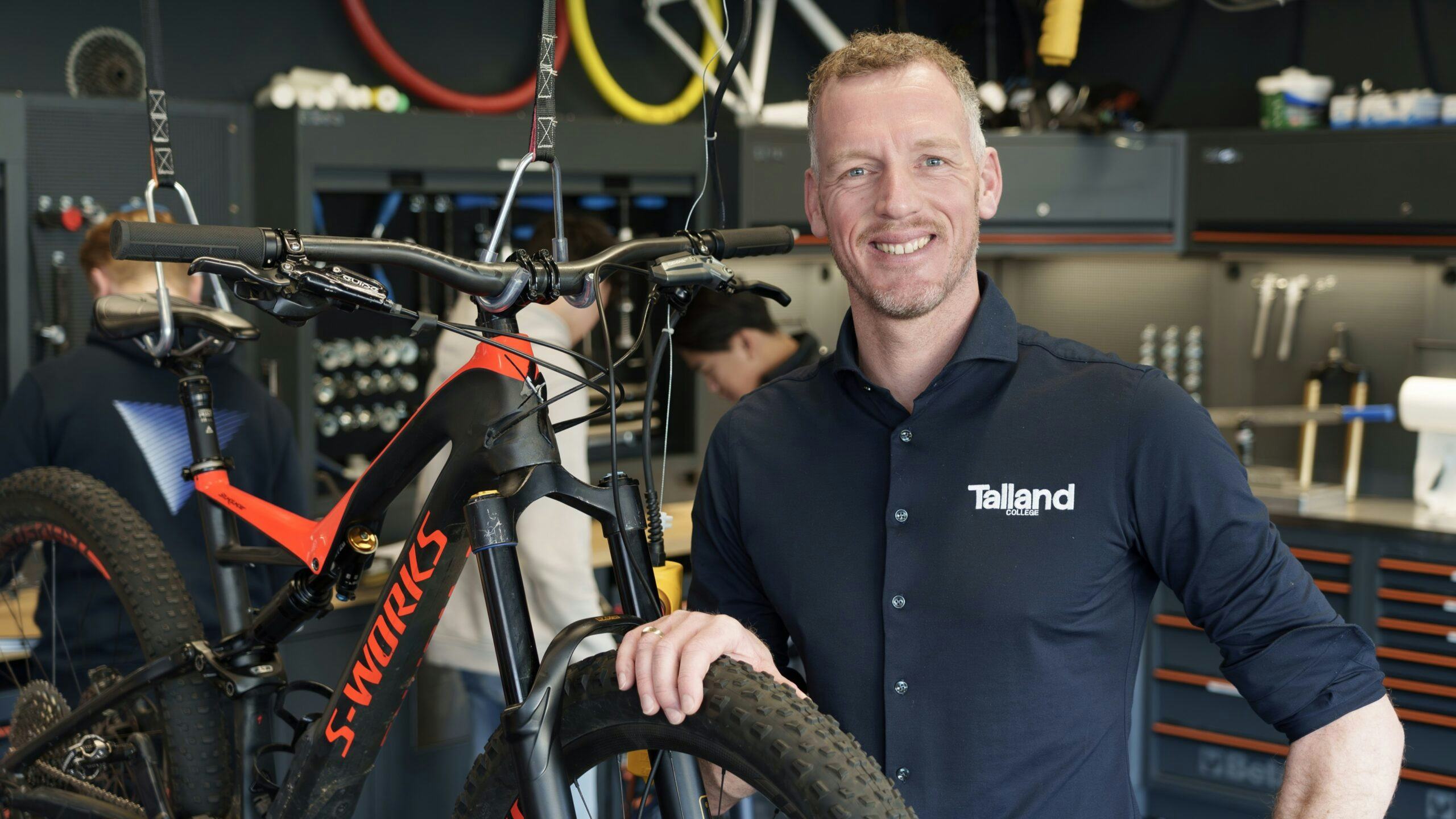 Jan Bosman is de eerste in de nieuwe rubriek 'Meekijken met de docent Fietstechniek'.
(Foto's Ruud Dilling)