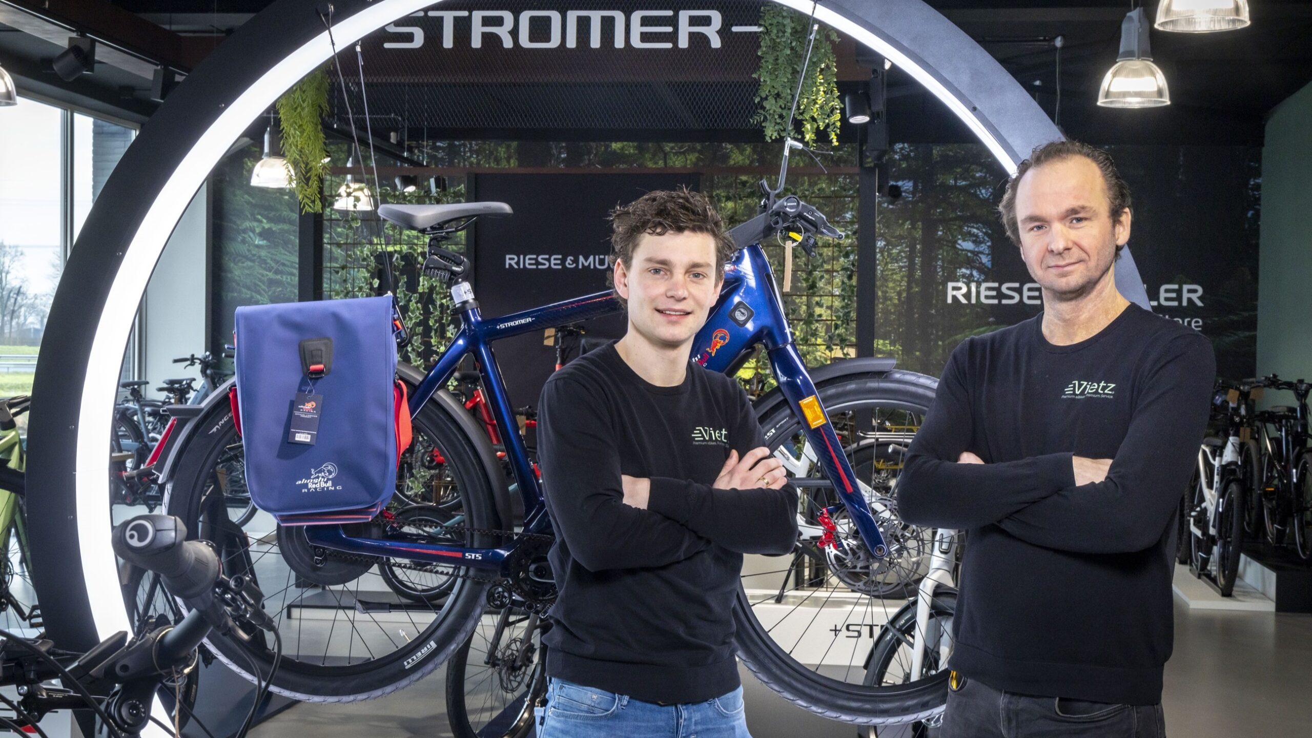 De twee eigenaren vullen elkaar goed aan: Jos Huibers is binnen het bedrijf verantwoordelijk voor in- en verkoop en doet de marketing. Nelis Arends regelt alles ná de verkoop en is vooral in de werkplaats te vinden. Foto's: Koos Groenewold.