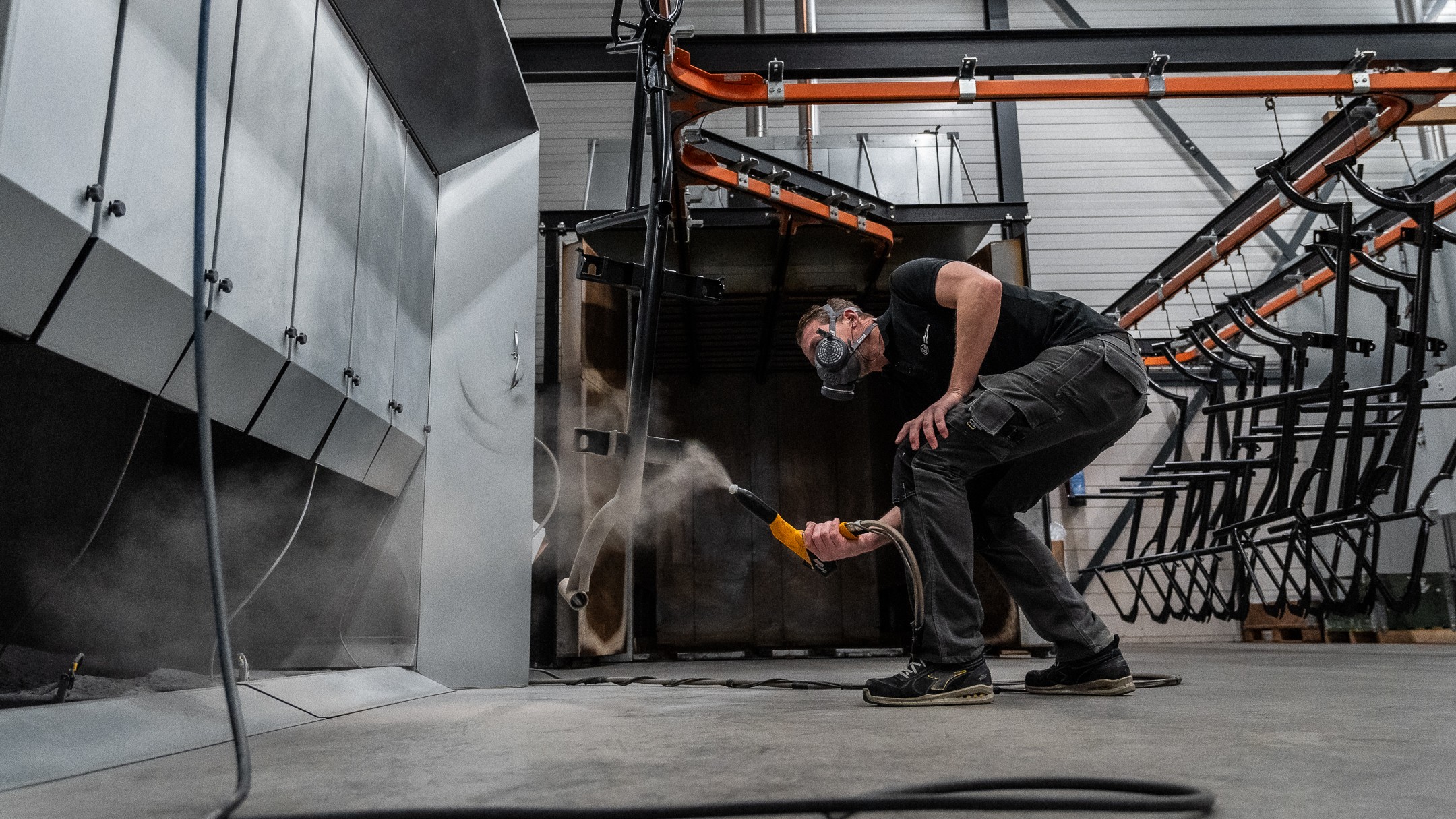 Nils Leeflang poedercoat een fietsframe. Foto: Optima Cycles.