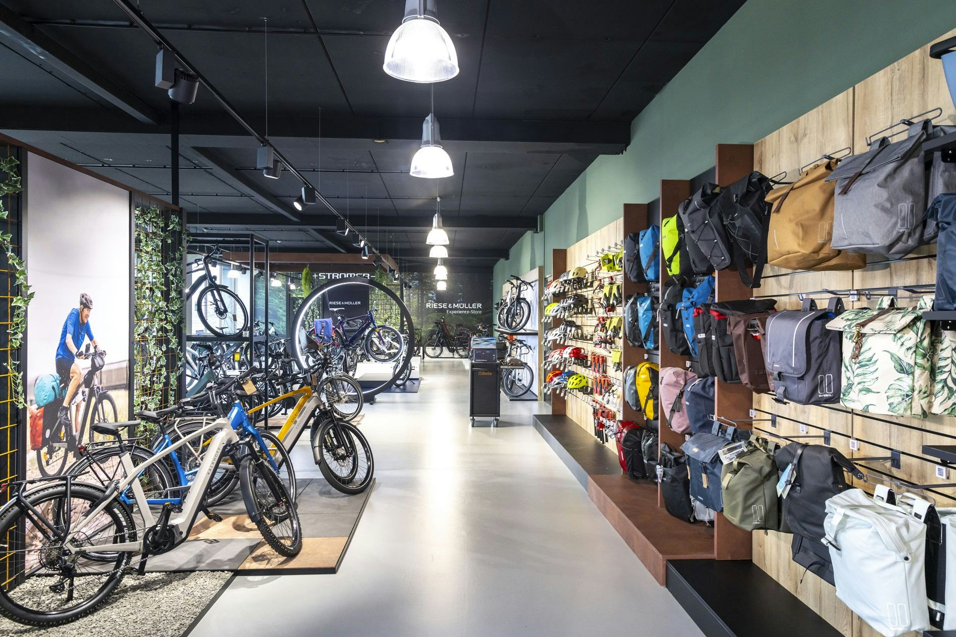 In de nieuwe winkel kwam er ook ruimte voor tweedehands e-bikes. Foto Koos Groenewold