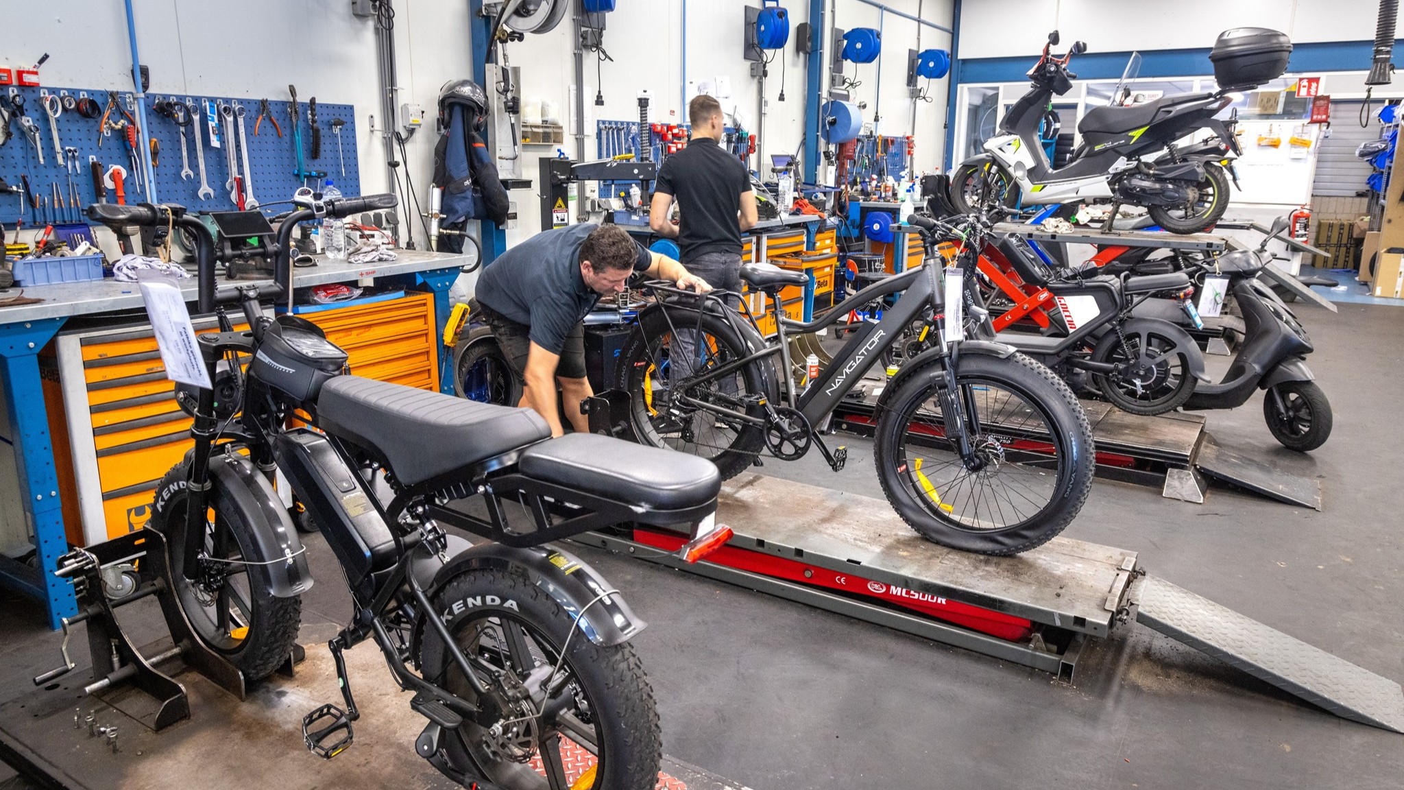 Werkplaats voor fatbikes bij XXL Tweewielers. Het Arnhemse bedrijf richt zich hoofdzakelijk op reparaties. Foto: Koos Groenewold.