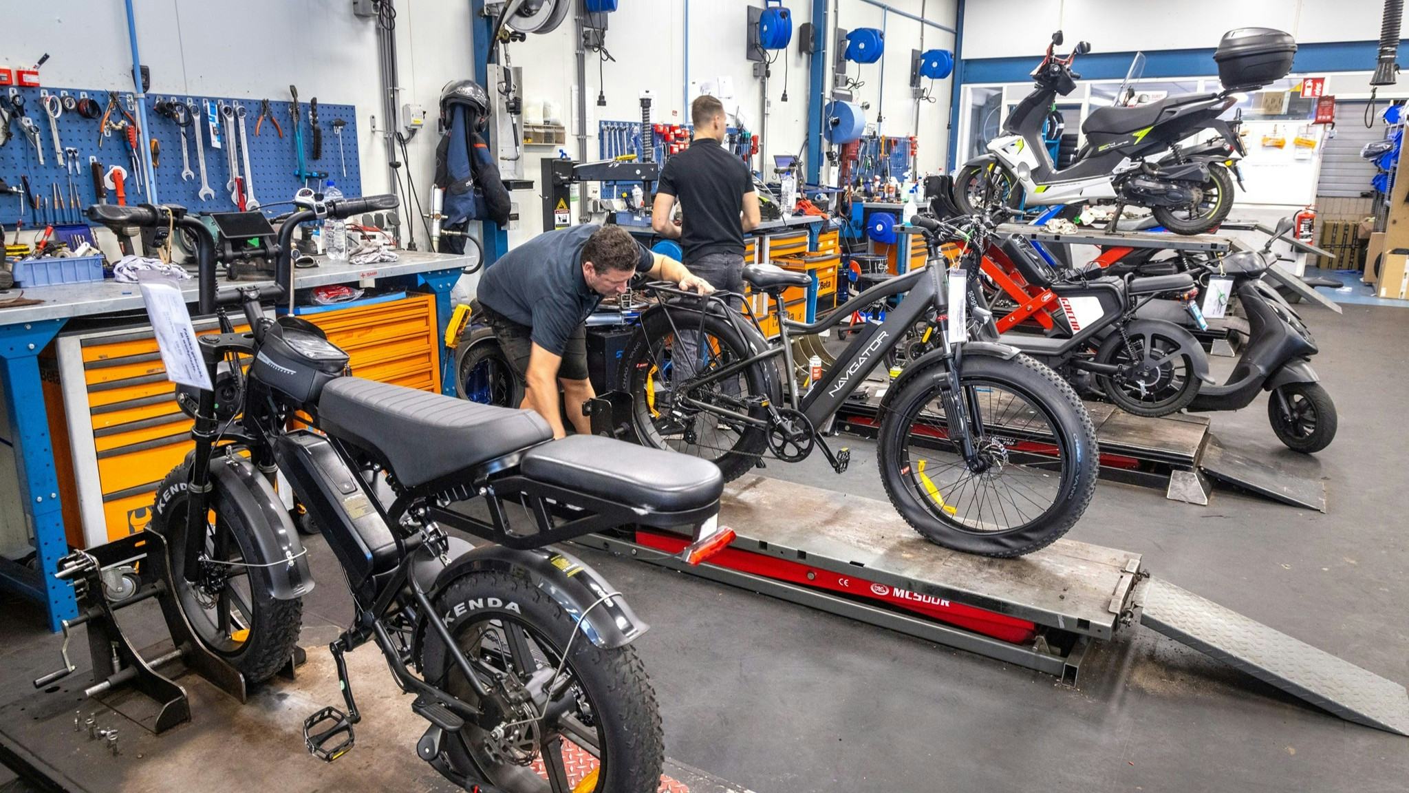 Werkplaats voor fatbikes bij XXL Tweewielers. Het Arnhemse bedrijf richt zich hoofdzakelijk op reparaties. Foto: Koos Groenewold.