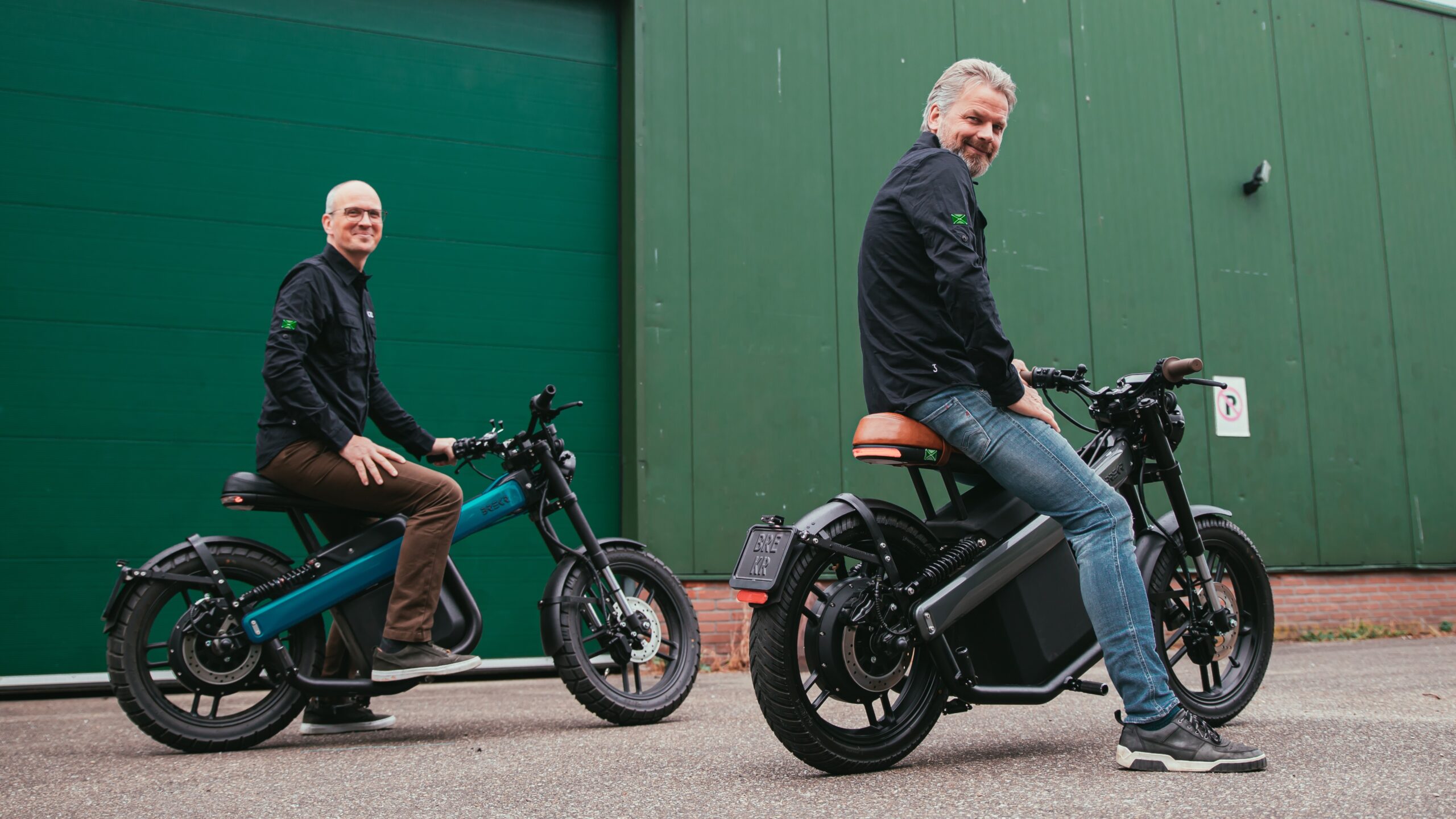 Twee Achterhoekers – Jasper Hagedoorn (links) en Niels Willems (rechts) – ontwikkelden met Brekr elektrische tweewielers met een geheel eigen gezicht. (Foto Brekr)