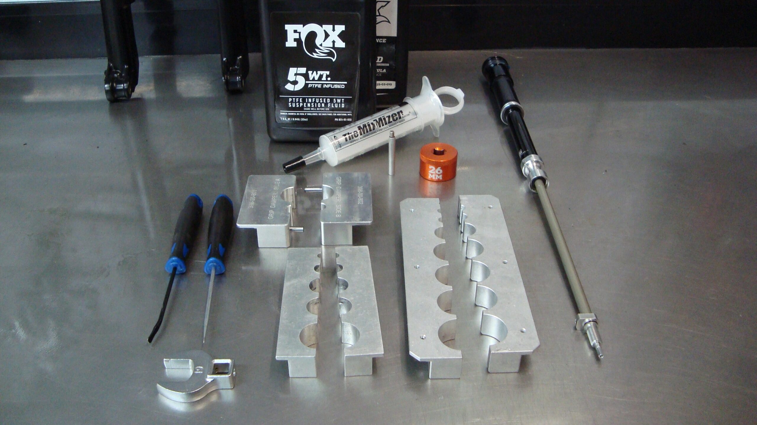 Voor onderhoud en reparaties aan een FOX demper dien je te beschikken over de juiste spanklemmen, de vul/ontlucht spuit, haakjes en een magneetje voor de kleine onderdeeltjes en de voorgeschreven olie. Foto: David Thörig.