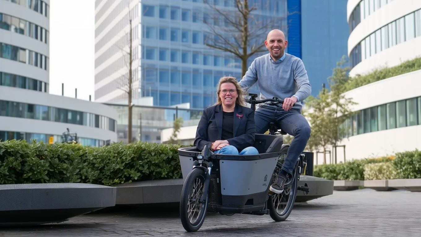 Marieke Veldkamp, verantwoordelijk voor het dealernetwerk en Bram van Hees, manager Leasefiets.
