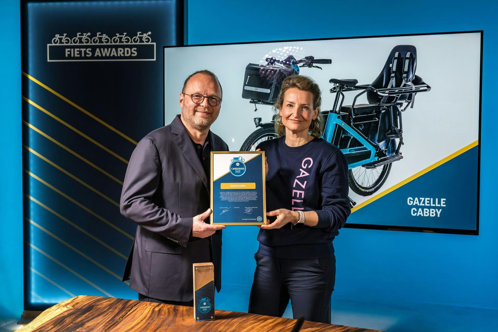 Aletta Kok van Gazelle is blij met de award voor hun longtail Cabby. 