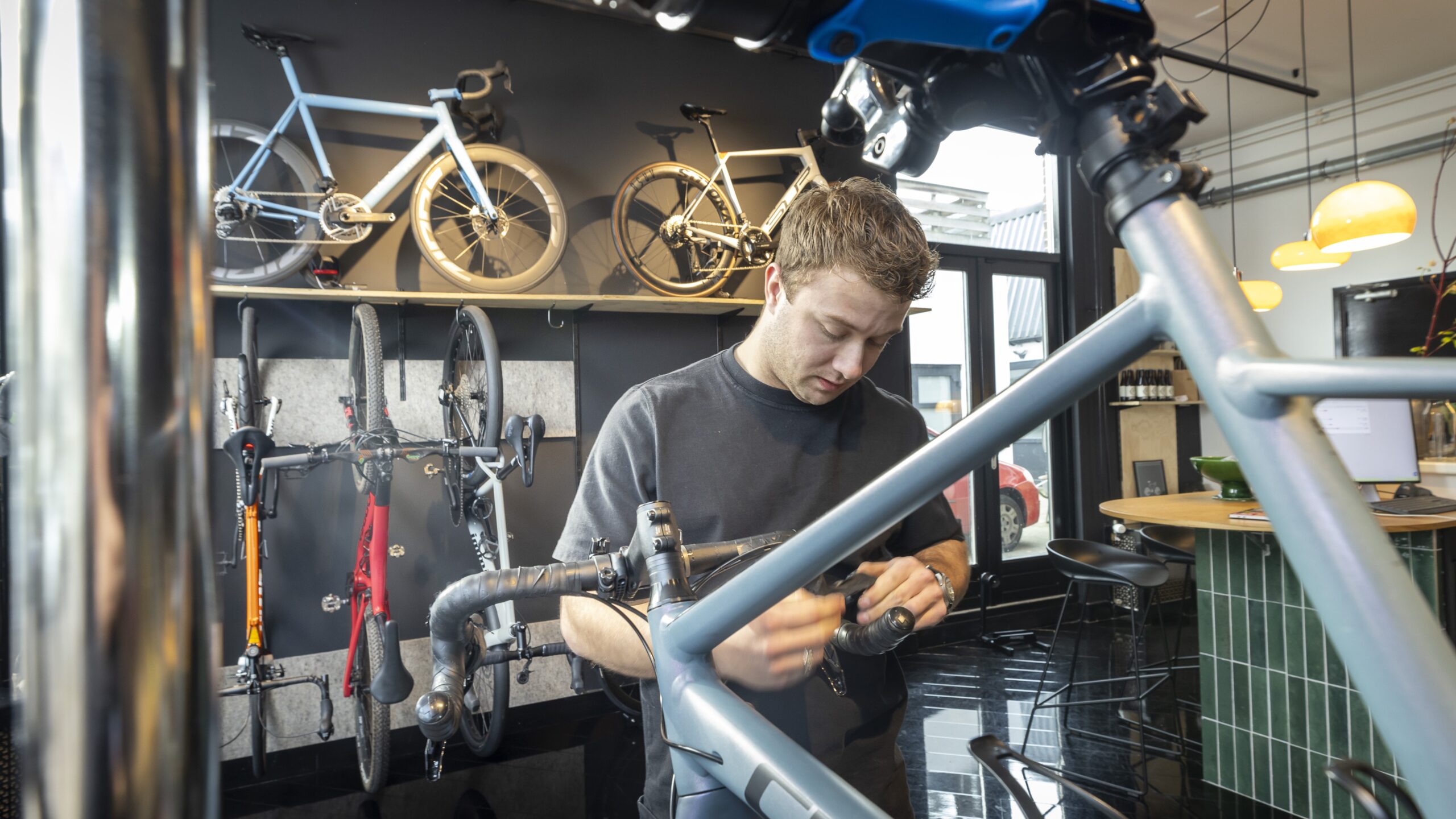 Maurijn verkoopt weinig fietsen, zijn corebusiness is reparaties en het opbouwen van fietsen. Foto: Koos Groenewold