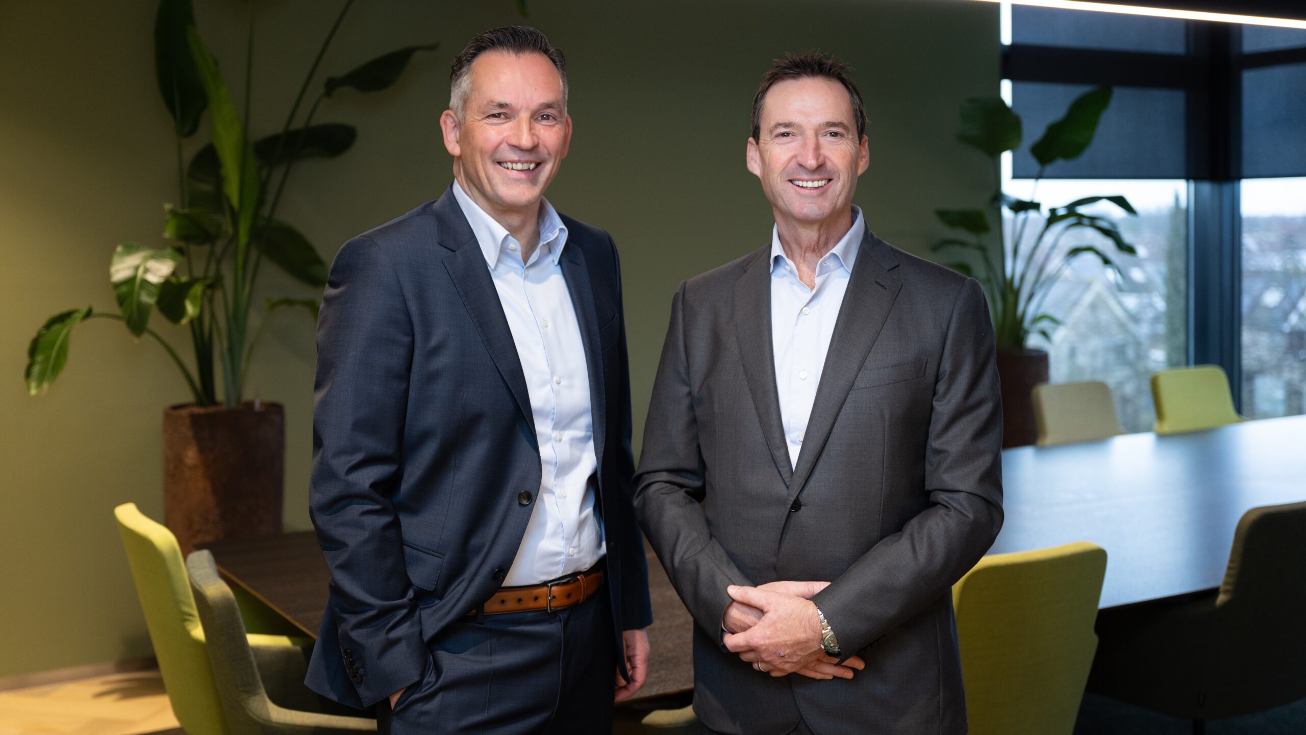 Han Hoendervangers (links) en Daan Luijkx kennen veel klanten al jaren: “We hebben ondernemers bijgestaan bij de start van hun onderneming en die helpen we nu met de verkoop. Sommige kennen we al 25 jaar en we kennen vaak het hele gezin.”
Foto: H&L