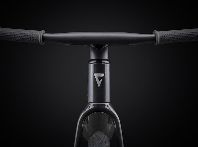 De minimalistische, geïntegreerde onderdelen zoals het eendelige stuur en de zadelpen zorgen voor een gestroomlijnde look en minder gewicht. Foto: Giant