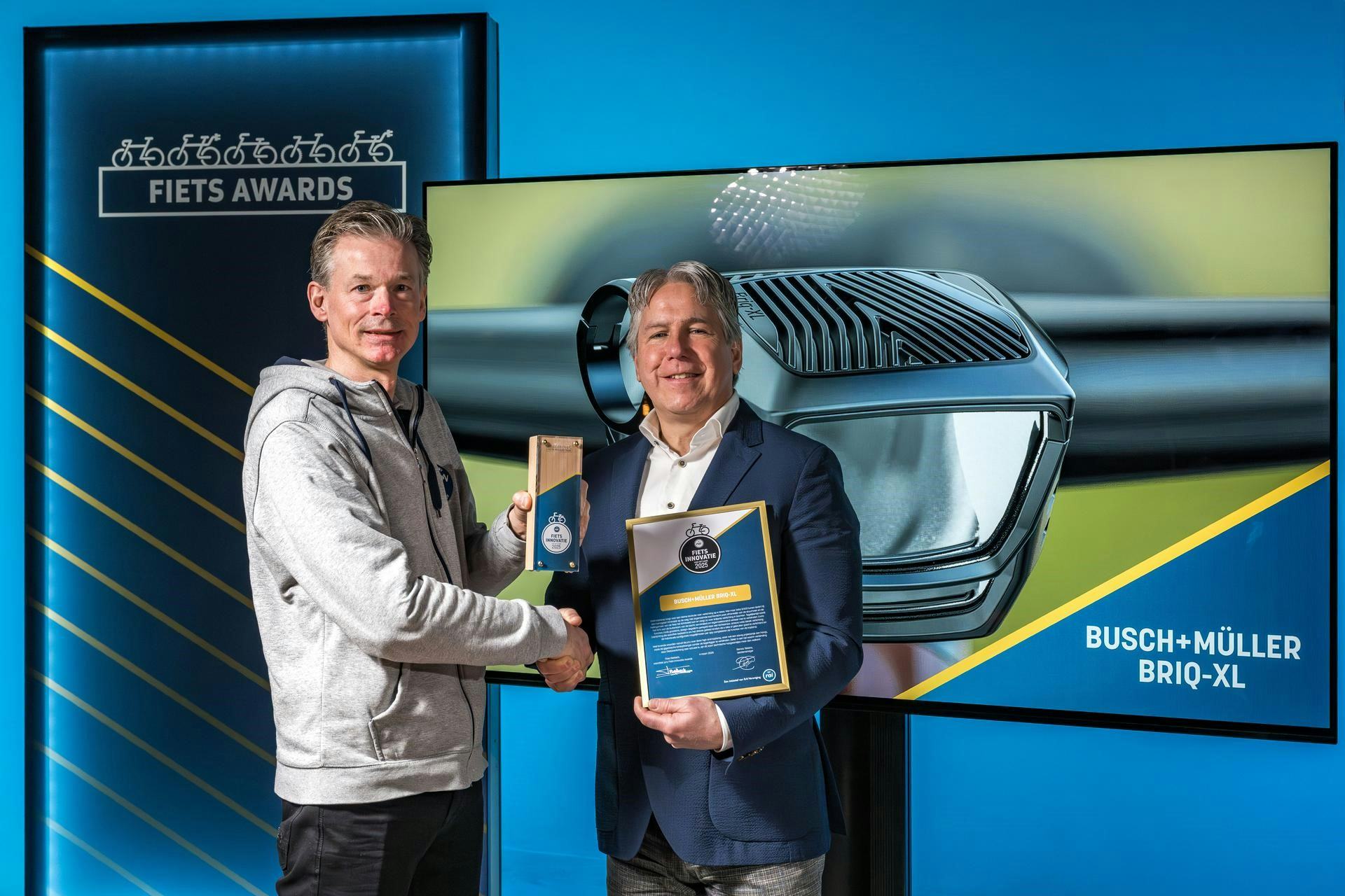 Kurt van Bindsbergen neemt namens Busch+Müller de award in ontvangst.