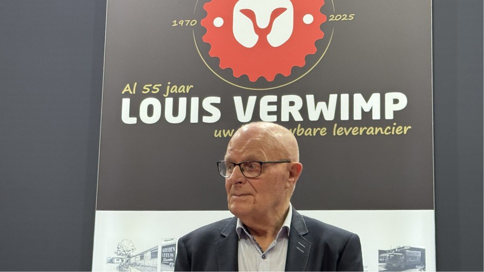 Louis Verwimp senior voor het nieuwe logo. (Foto Louis Verwimp)
