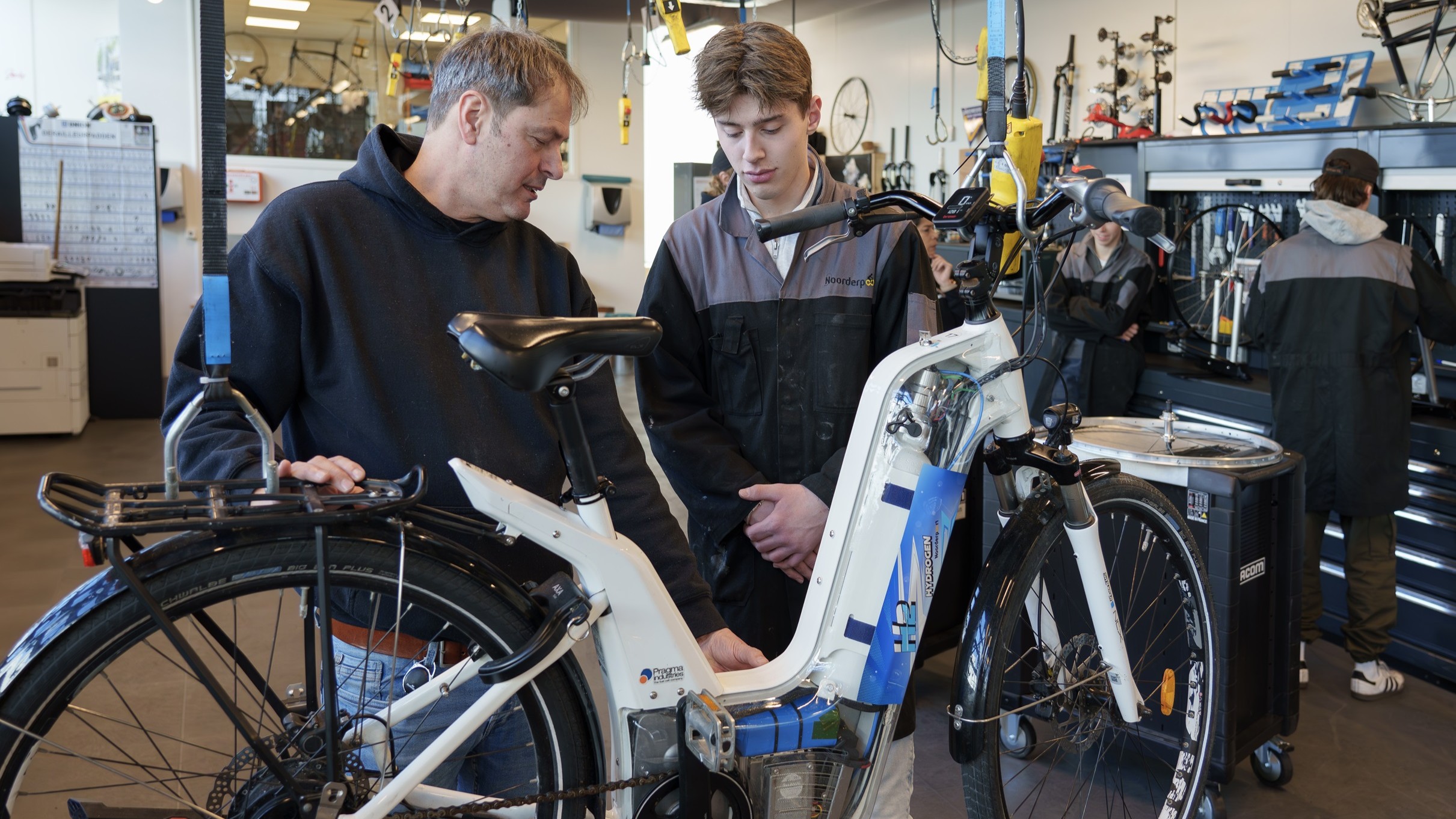 Mario Sabel met een student. Foto's: Ruud Dilling 