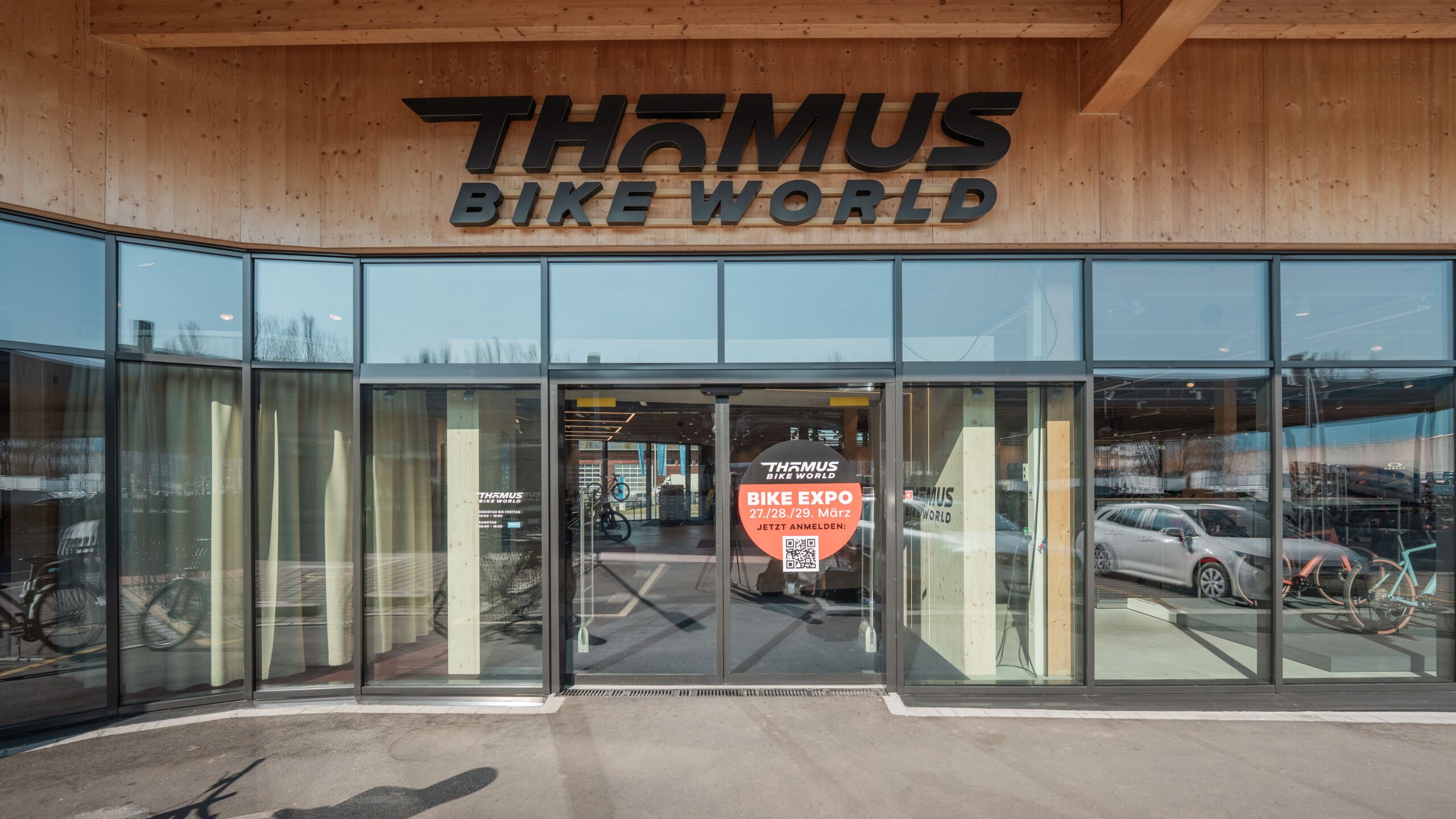 Thömus wilde echte materialen gebruiken, zoals hout. Dat is terug te zien bij de entree. Je komt de winkels binnen in een tunnel van hout. Foto Decoproject