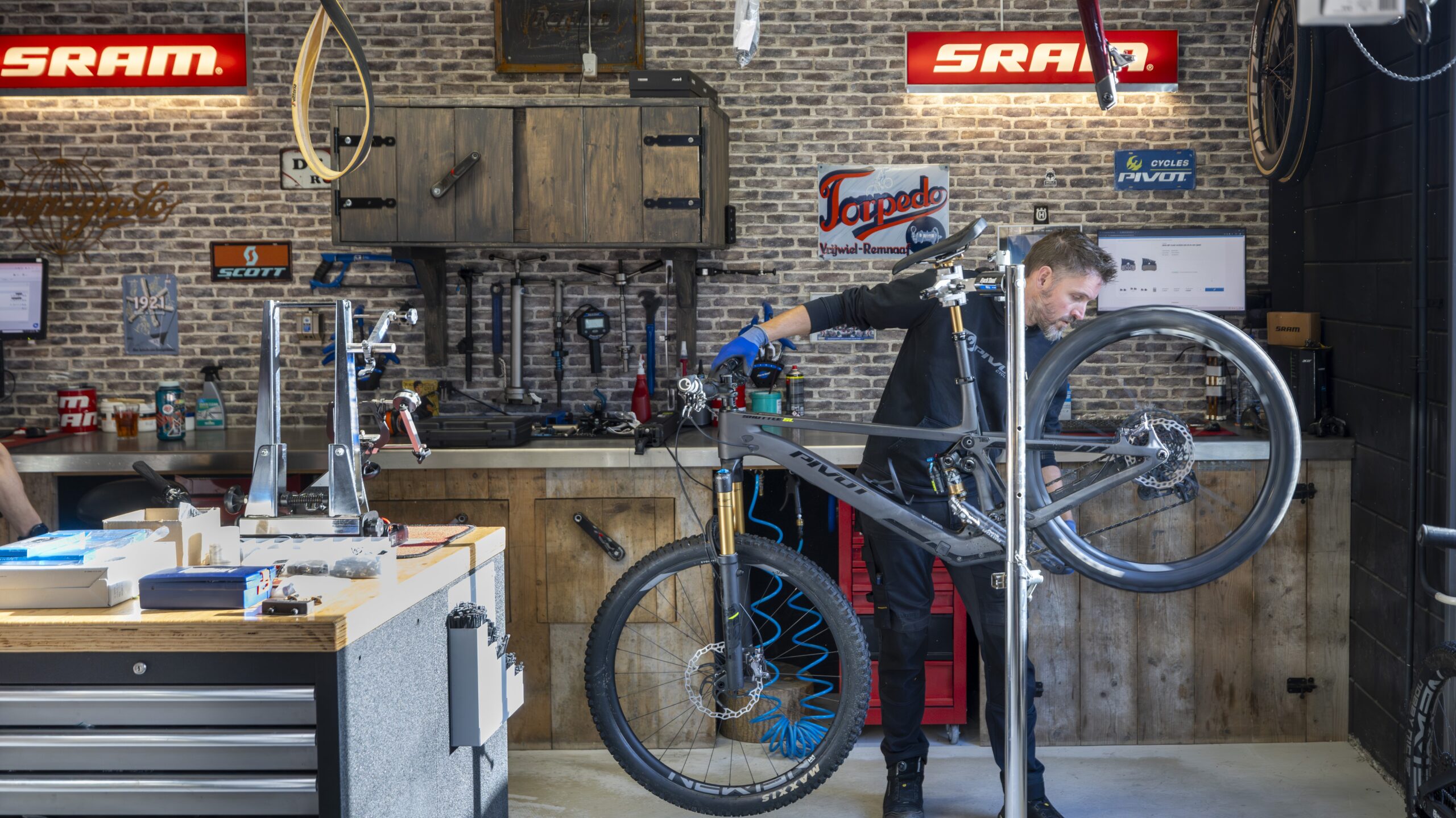  Erik Borst begon twee jaar als e-monteur bij Perima Cycling. Foto: Koos Groenewold