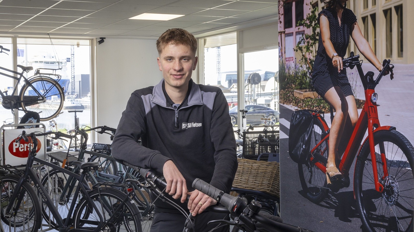Sil Bakker lag voor de opening wel eens wakker en piekerde over hoeveel fietsen hij zou gaan verkopen: “Maar ik heb me verbaasd hoe druk het direct al was. Daaraan merk je dat er wel behoefte was aan een fietsenwinkel.” Foto's: Koos Groenewold.
