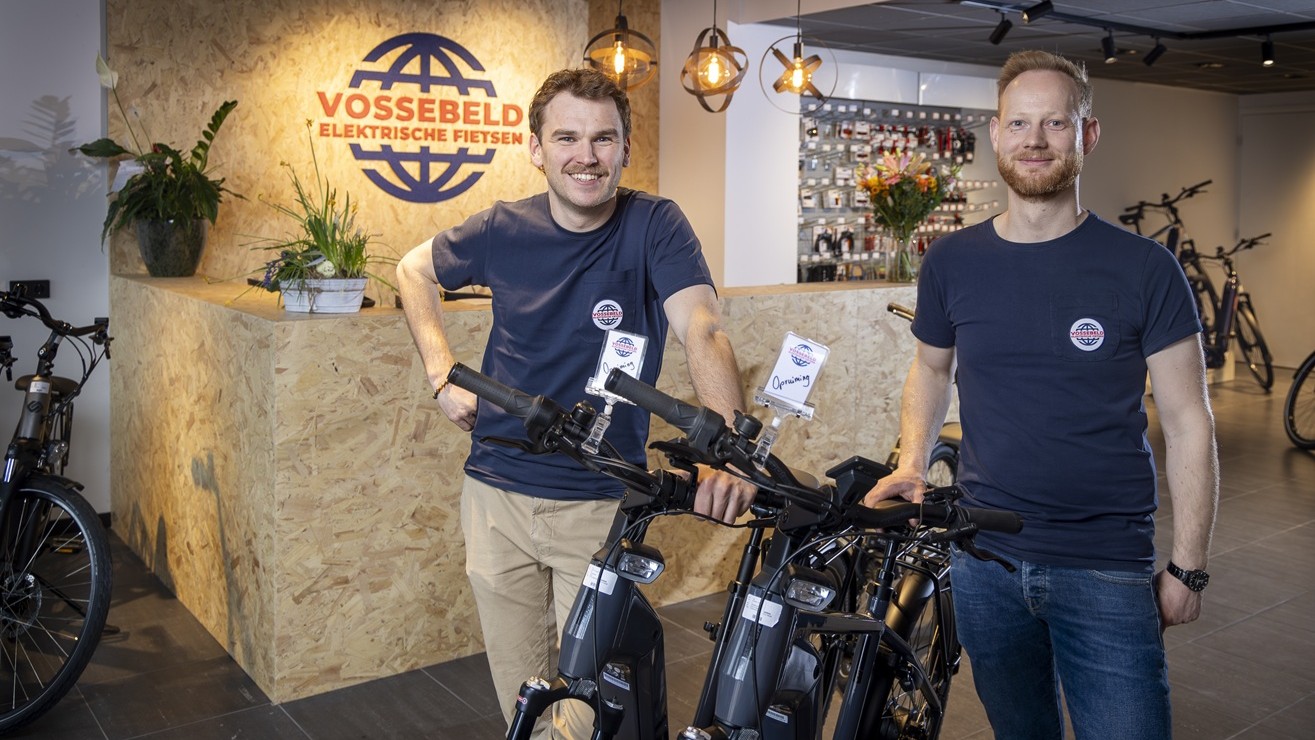 De opening van Vossebeld Fietsen in Hengelo heeft eigenaar Joost Vossebeld (rechts) en bedrijfsleider Mauricio Alferink opieuw bij elkaar gebracht. 
Foto’s: Koos Groenewold.