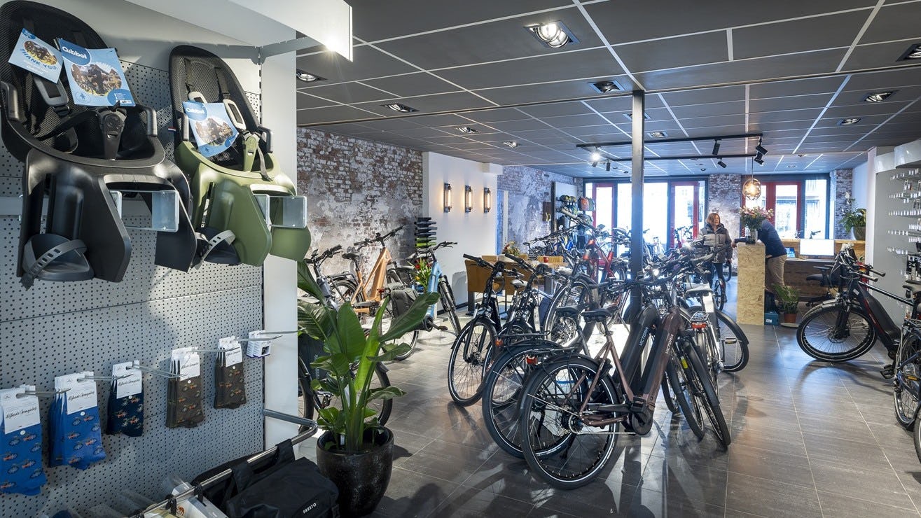 De showroom is gevestigd aan de voorzijde van de winkel, de werkplaats zit erachter en heeft een aparte ingang. Foto Koos Groenewold