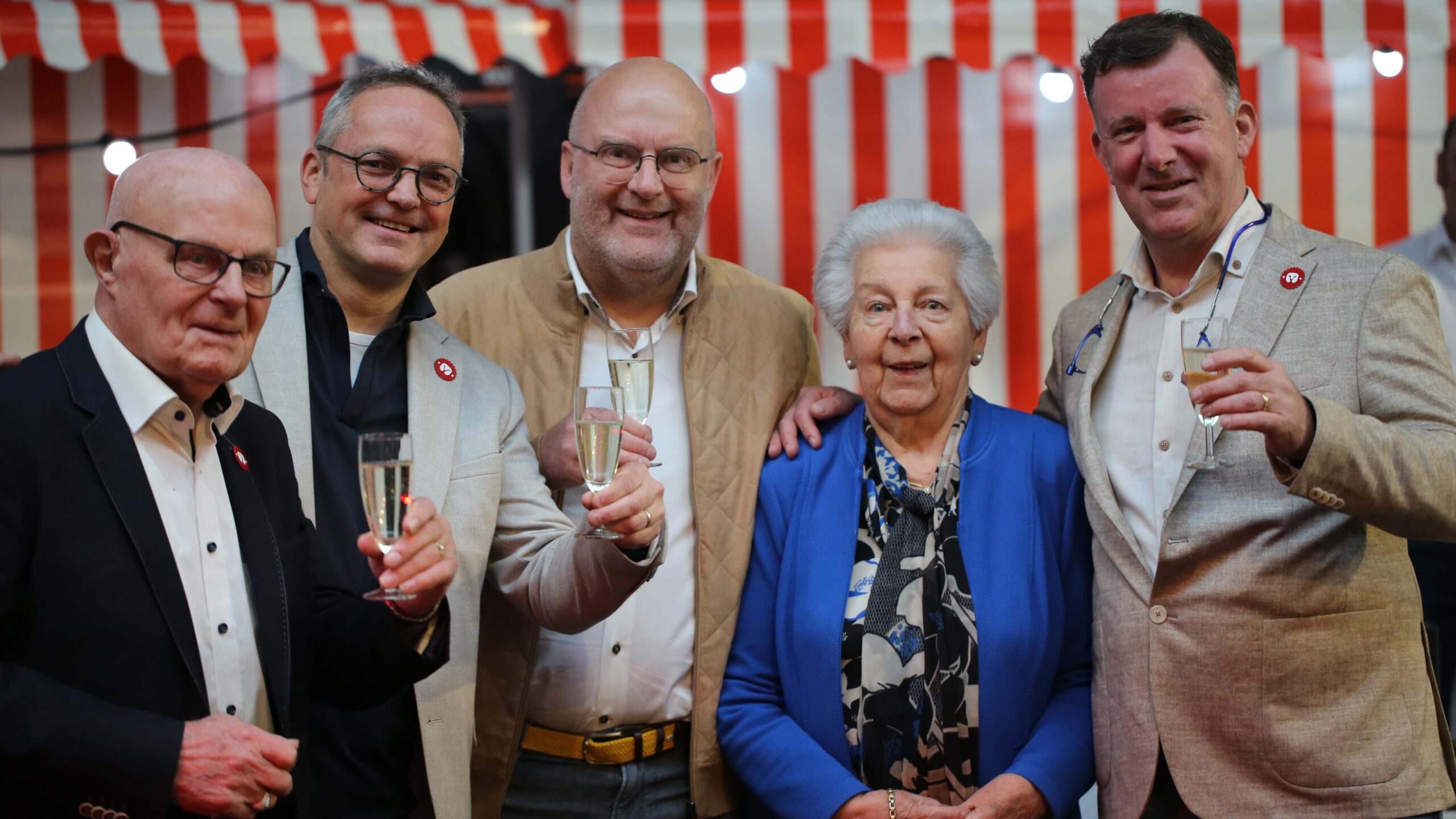Op de zaterdag voorafgaand aan de huisshow vierde Louis Verwimp het 55-jarig jubileum samen met het personeel én oprichter Louis Verwimp senior en zijn vrouw Maria. Foto: Louis Verwimp