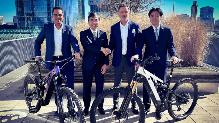 Van links naar rechts: Daniel Wolde-Giorgis (Brose), Kenichi Muraki (Yamaha), Raymond Mutz (Brose) en Hiroshi Takeyama (Yamaha). Foto Brose Groep