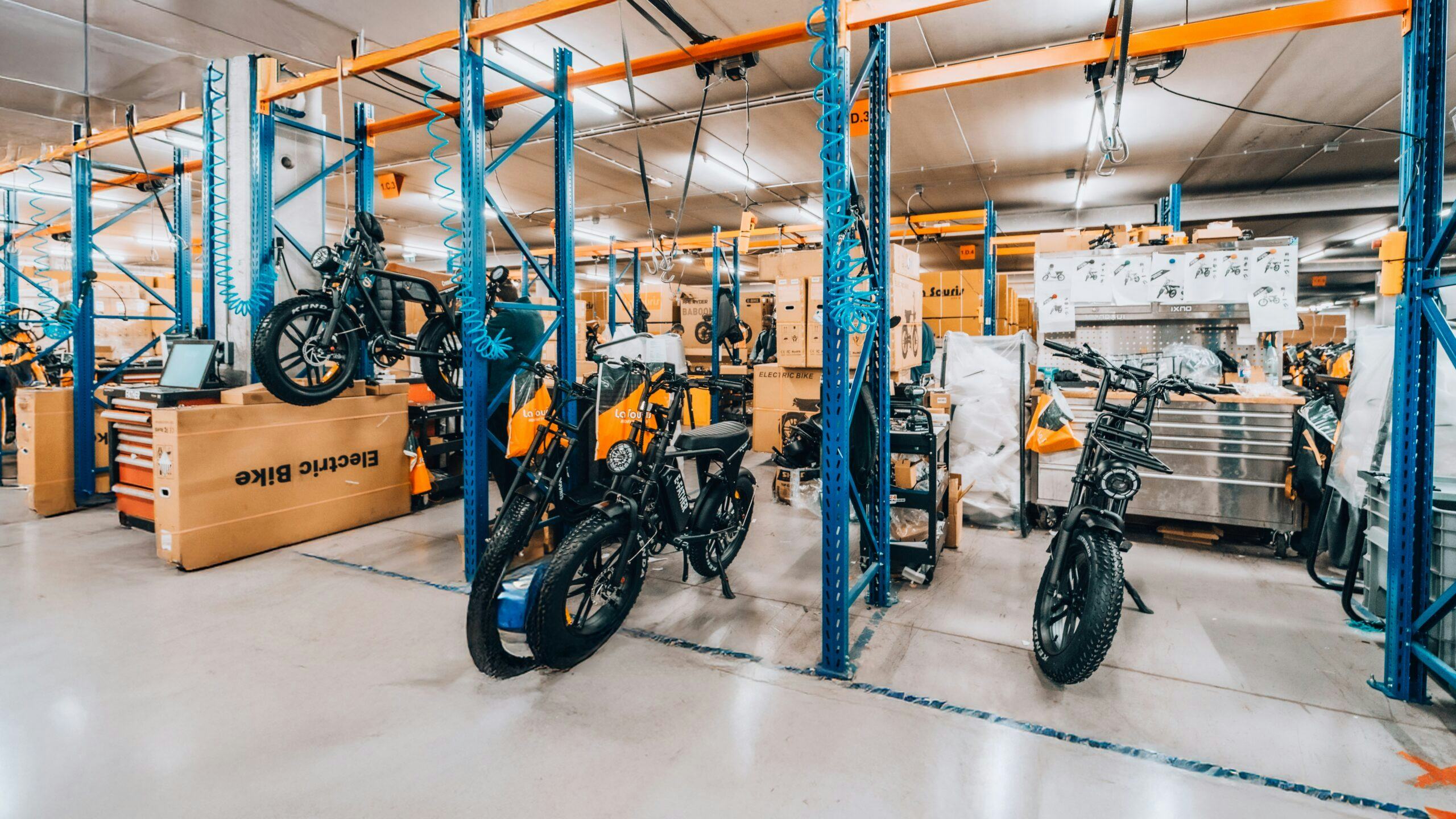 Er zijn drie assemblagelijnen waar iedere dag twee- tot driehonderd voertuigen worden geassembleerd en klaargezet voor verzending. Elke fiets wordt afgesteld getransporteerd. Foto: La Souris