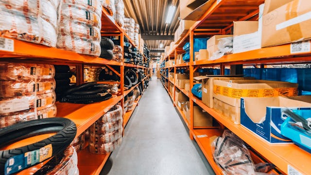 Er zijn twee verdiepingen voor voorraad en assemblage. Muis: “Onze voorraadwaarde draait één keer per maand. Het meeste geld zit in onderdelen, die liggen langer in het magazijn. We zijn bezig om met onze IT-systemen meer inzage te krijgen in hoe hard alles loopt en een forecasting voor nieuwe inkoop te genereren.” Foto: La Souris