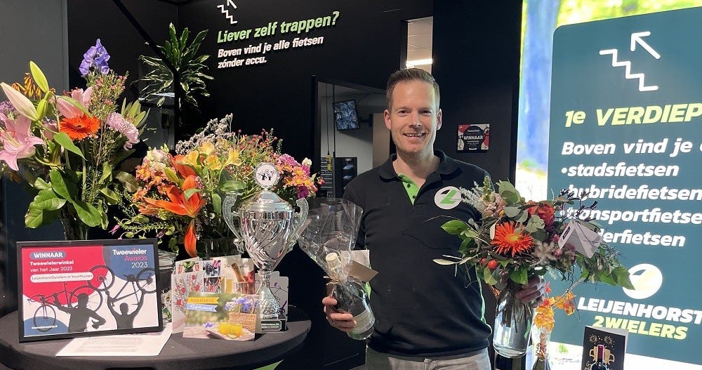 Na het behalen van de titel in 2023 stond de winkel van Erik van Leijenhorst vol met kaarten en bossen bloemen. Dat ze zouden winnen had Erik niet gedacht: "Je denkt toch vaak dat een wat grotere winkel meer kans maakt, maar wij bewijzen dat ook een middelgrote winkel kan winnen. De jury kijkt echt van A tot Z naar je bedrijfsvoering, dus iedereen maakt kans." Foto Redactie Tweewieler