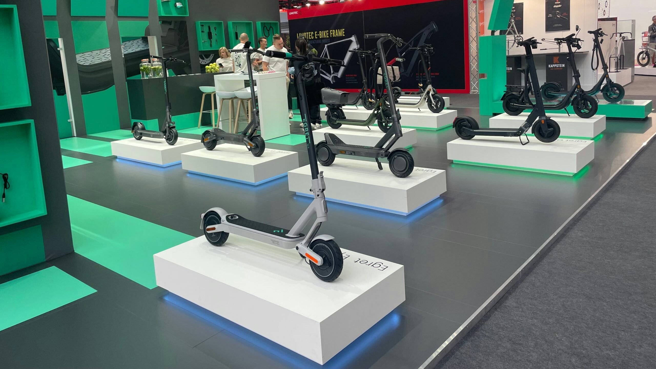 E-steps zonder trapondersteuning die niet harder kunnen dan 25 kilometer per uur, gelden als bijzondere bromfiets. Zogenaamde kick-steps, met trapondersteuning, mogen zonder kenteken de weg op. Foto: Tweewieler