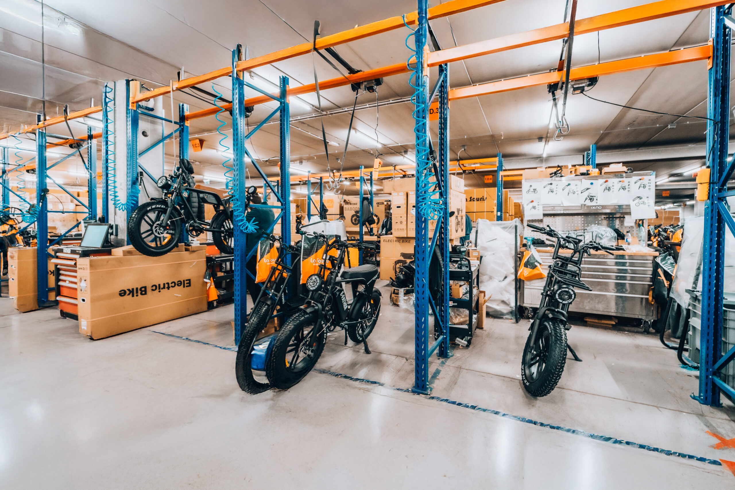 Er zijn drie assemblagelijnen waar iedere dag 200 tot 300 voertuigen worden geassembleerd en klaargezet voor verzending. 