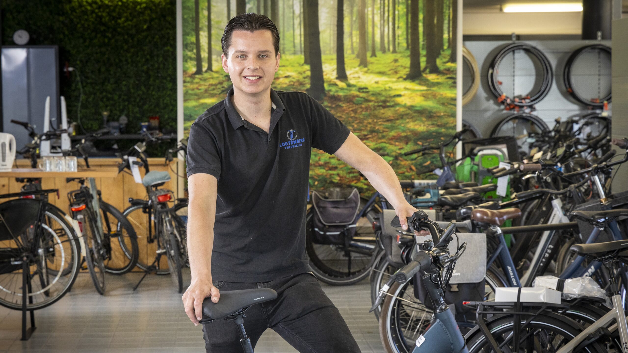 Lars houdt van de combinatie van klanten helpen en fietsen repareren: "Ik heb ook wel overwogen om automonteur te worden, maar dan sta je alleen in de werkplaats." Foto: Koos Groenewold.