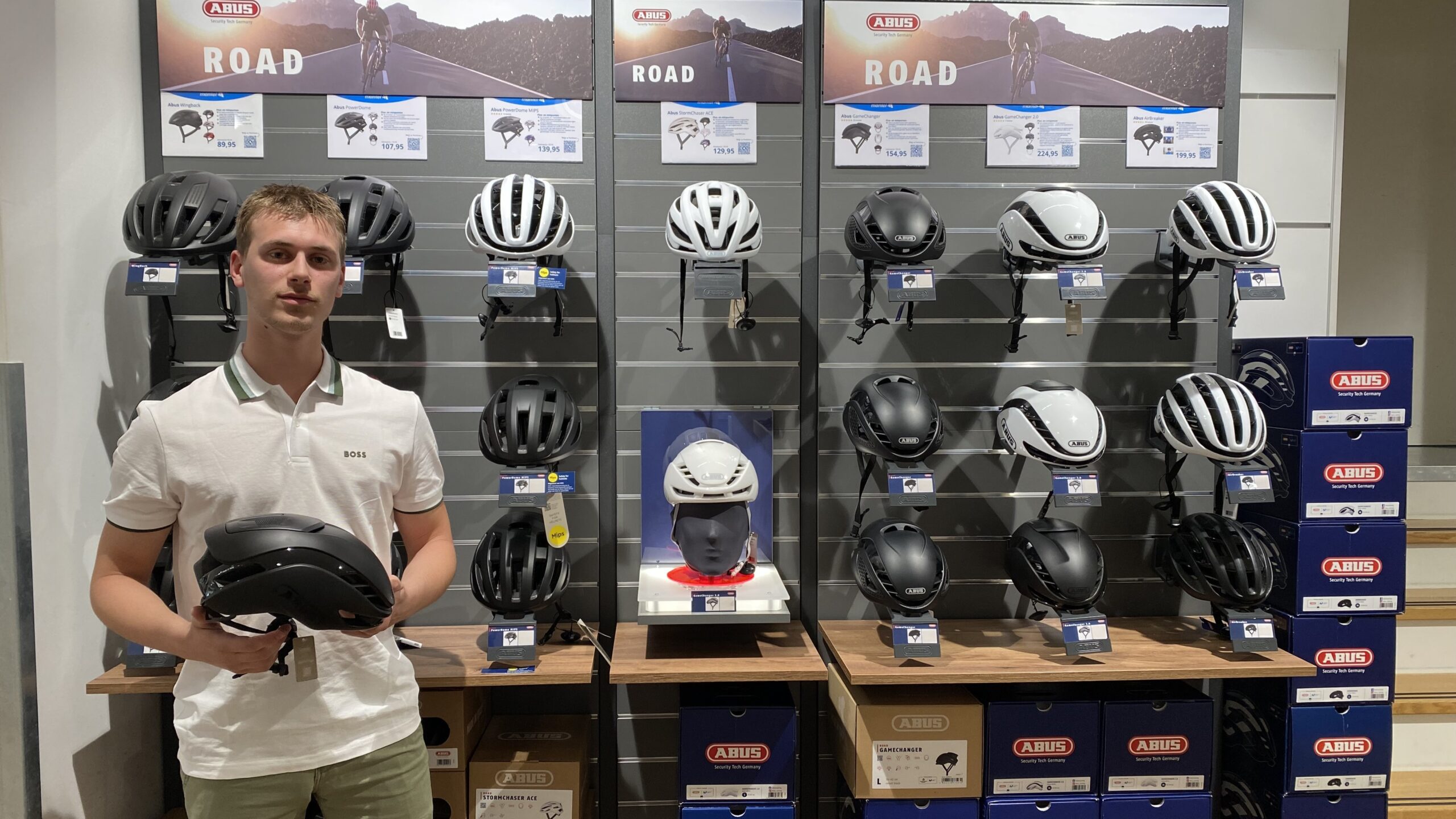 Tom van Leeuwen bij de nieuwe ABUS 'brandstage' die samen met ABUS is ingericht.