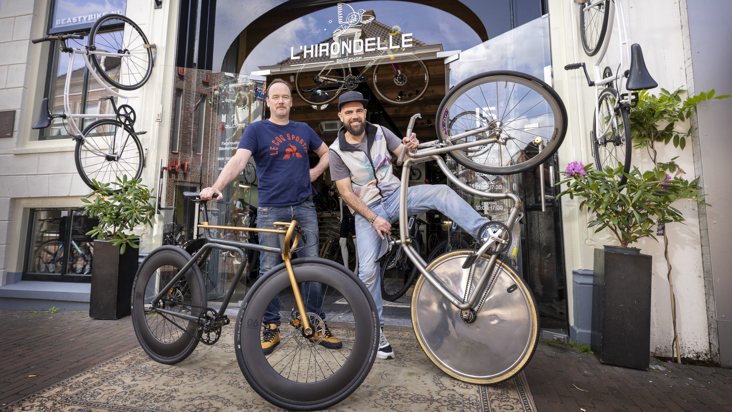 Sjoerd Linde (rechts) is met zijn broer Oscar eigenaar van L’Hirondelle. De naam, zwaluw in het Frans, komt van de samenwerking met een bedrijf uit Parijs met een rijke geschiedenis. Foto Koos Groenewold