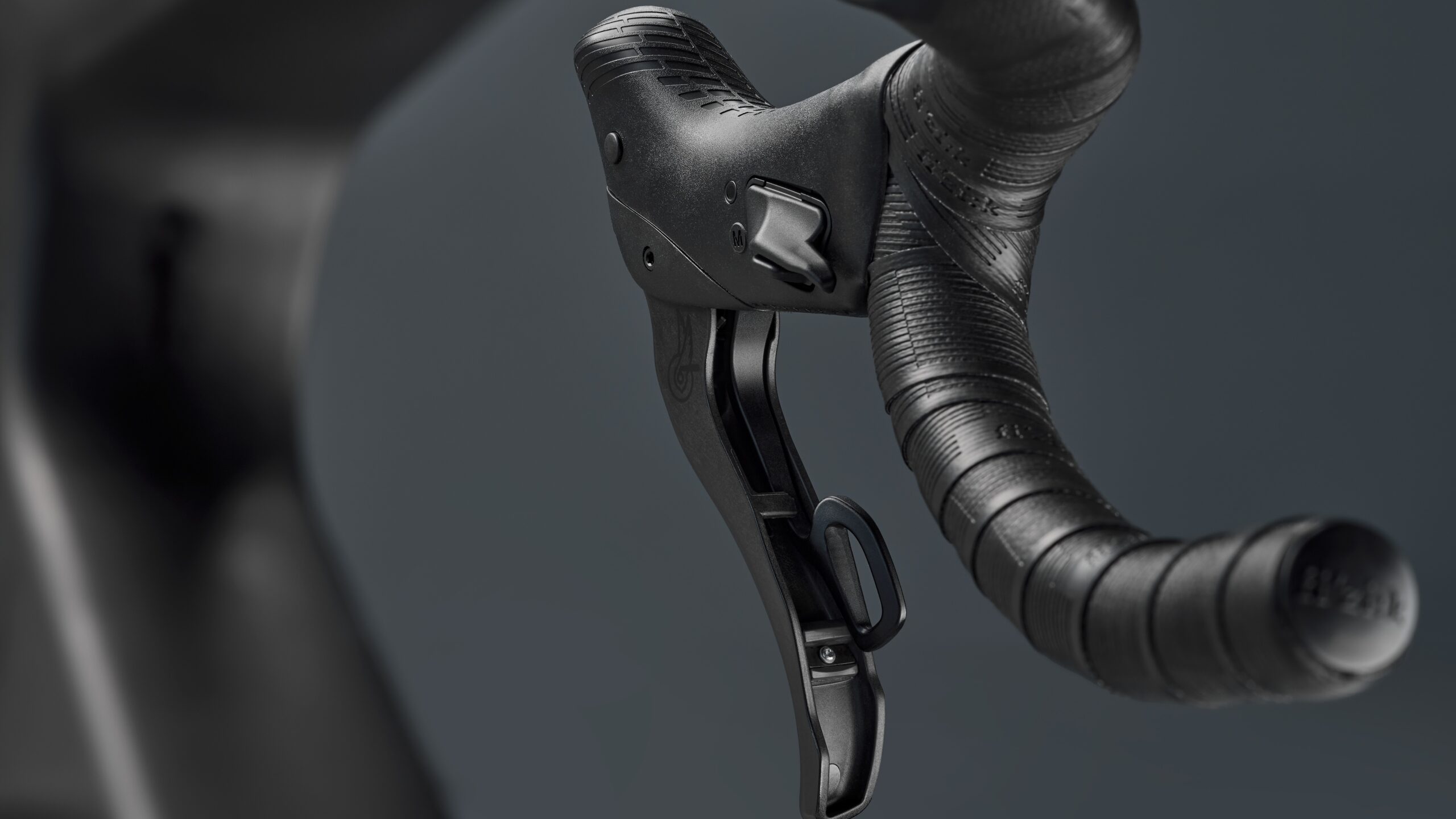 Schakelen doe je met de Super Record 13, weer met de vertrouwde duimschakelaar en de schakelhendel achter de remgreep. Met de kleine smart button kun je nog meer functies bedienen. Afhankelijk van je persoonlijke instellingen, kun je de smart button gebruiken als extra schakel knop, maar ook om je fiets computer, navigatie of smartphone te bedienen. Foto: David Thörig.