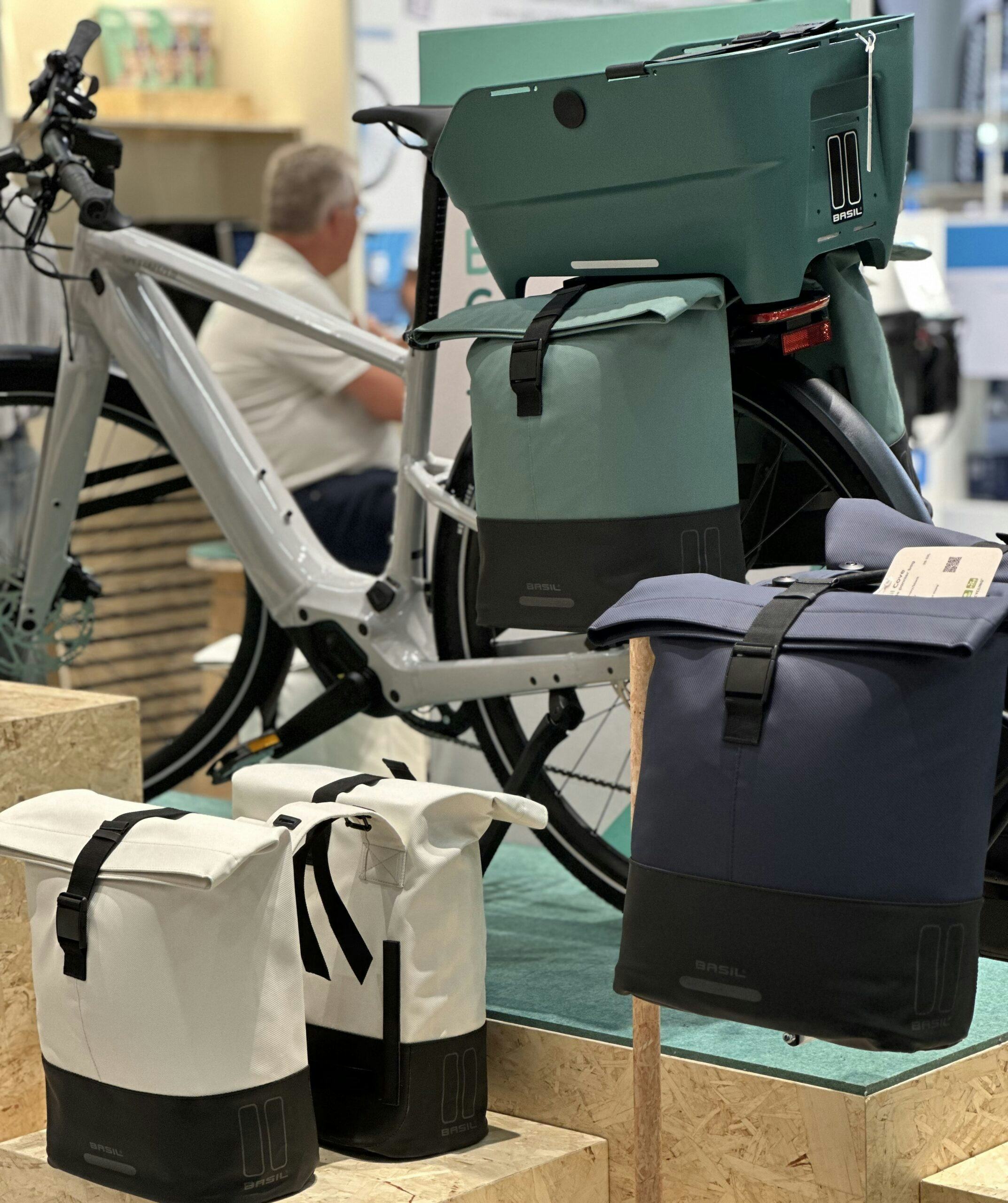 De Basil Vive is een fietstas voor alledaags gebruik. Gemaakt van waterdicht, gerecycled PET-materiaal en volledig PFAS-vrij. De fietsmand Basil Cento Neo is een eerbetoon aan de bekende Basil Cento, een echte klassieker die al vanaf het begin deel uitmaakt van de Basil-collectie.
